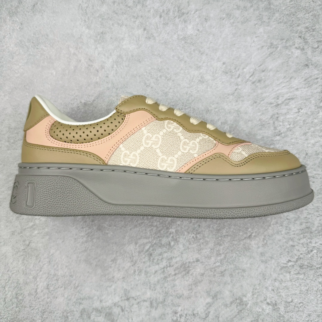 #GC纯原 Gucci Chunky B Screener GG 市场仅此一家原版一比一开发版本 所有细节完全一致 相似度达到百分之95以上💯古驰饼干鞋运动休闲鞋系列 增高4-5厘米 原版盒子 官方一致原版 原标原盒 官方全套配件 原装雪梨形超软沙绒纸团 手工上线 不开胶 该品牌鞋款在制作中使用的是环保植物胶水 采用版凝胶技术(空胶工艺)存在一些缝隙属于正常现象 不用担心会影响到您的正常使用效果 采用厚底结构 巧妙运用外观设计、配色和材质三重元素 展现出复古风范 别致的橡胶鞋底 搭配米色和乌木色经典GG帆布鞋身及同色调皮革滚边 突显时尚大气的品味 尺码:35 36 37 38 39 40 41 42 43 44 45 编码:Wby4936020