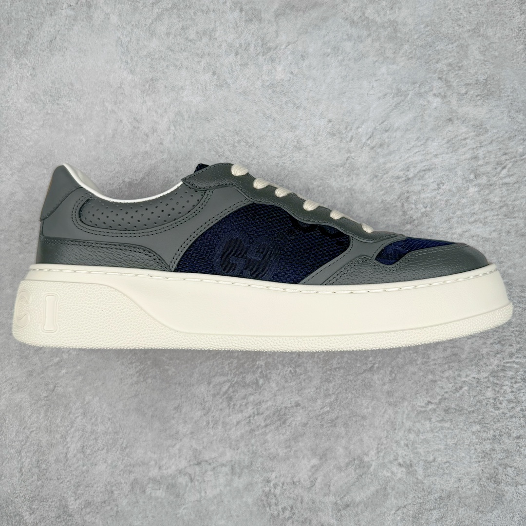 #GC纯原 Gucci Chunky B Screener GG 市场仅此一家原版一比一开发版本 所有细节完全一致 相似度达到百分之95以上💯古驰饼干鞋运动休闲鞋系列 增高4-5厘米 原版盒子 官方一致原版 原标原盒 官方全套配件 原装雪梨形超软沙绒纸团 手工上线 不开胶 该品牌鞋款在制作中使用的是环保植物胶水 采用版凝胶技术(空胶工艺)存在一些缝隙属于正常现象 不用担心会影响到您的正常使用效果 采用厚底结构 巧妙运用外观设计、配色和材质三重元素 展现出复古风范 别致的橡胶鞋底 搭配米色和乌木色经典GG帆布鞋身及同色调皮革滚边 突显时尚大气的品味 尺码:35 36 37 38 39 40 41 42 43 44 45 编码:Wby4936020