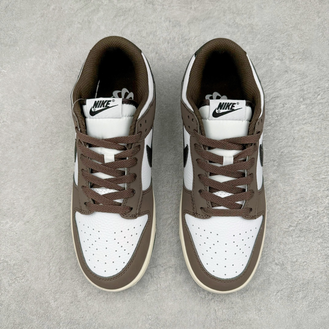 图片[2]-零售💰220 ＃BM版 NK Dunk Low HF4292-200 工厂开发新配色为主 长期补货 稳定到货 工厂个位数利润 淡季生产只为维持工厂运转 完美版型品相超高清洁度 全套原纸板楦头开发 确保原汁原味 完美呈现DUNK版型 一比一鞋头弧度高度鞋身弧度 此版本只针对中端市场 皮料材质有所更替 其他数据细节工艺流程均保持一致 绝不口嗨 细节品控鞋型随意对比 独家私模官方第六代原厂航空铝磨具打磨大底 鞋头坡度极致还原 无解鞋型 原盒原配 圈内天花板工艺 原厂玻璃冲刀 超高清洁度 全鞋零毛边皮料切割 中底布拉帮走线遵循公司 SIZE：35.5 36 36.5 37.5 38 38.5 39 40 40.5 41 42 42.5 43 44 44.5 45 46 47.5 编码：Bby2936020-运动鞋