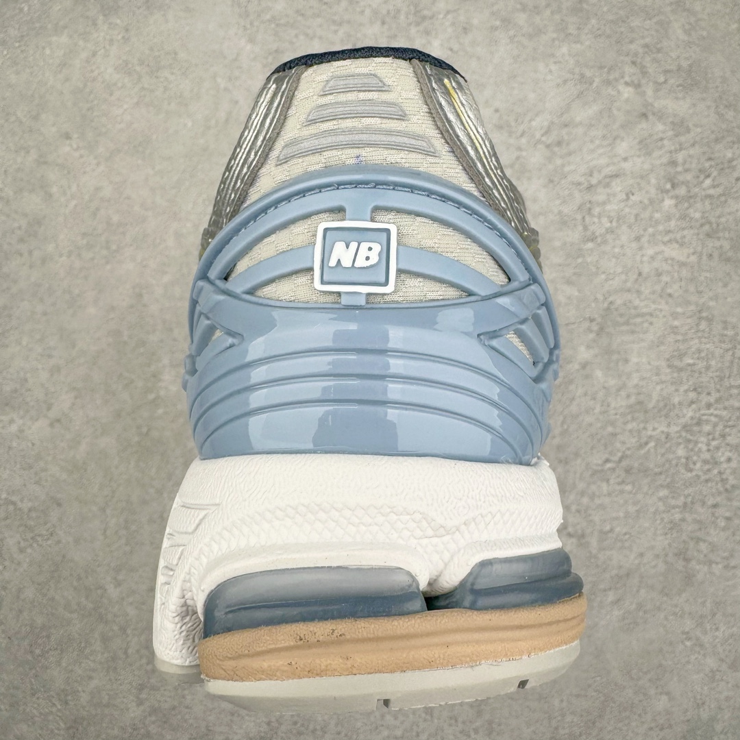 图片[8]-零售💰310 ＃M纯原 Kith x NB New Balance M1906RKC 联名白蓝 全套原楦原纸板原厂数据开发 进口三明治网面 原装进口皮料正确绒感卡色 正确中底拉帮中底网布细节 原厂标裁 带紫光防伪 定制后跟透明水晶模块 冲裁组合 大底贴合程度胶水上色把控完美 整洁度挑战全网艺术家 多道序QC把关品质完善 匠心打造 耗时两个月开发完成 工艺极其复杂难度可想而知 新开独立私模大底 全网唯一正确六层组合大底 高端零售专供产物 Size：36 37 37.5 38 38.5 39 40 40.5 41 42 42.5 43 44 45.5 46.5 47 编码：by3936010-运动鞋