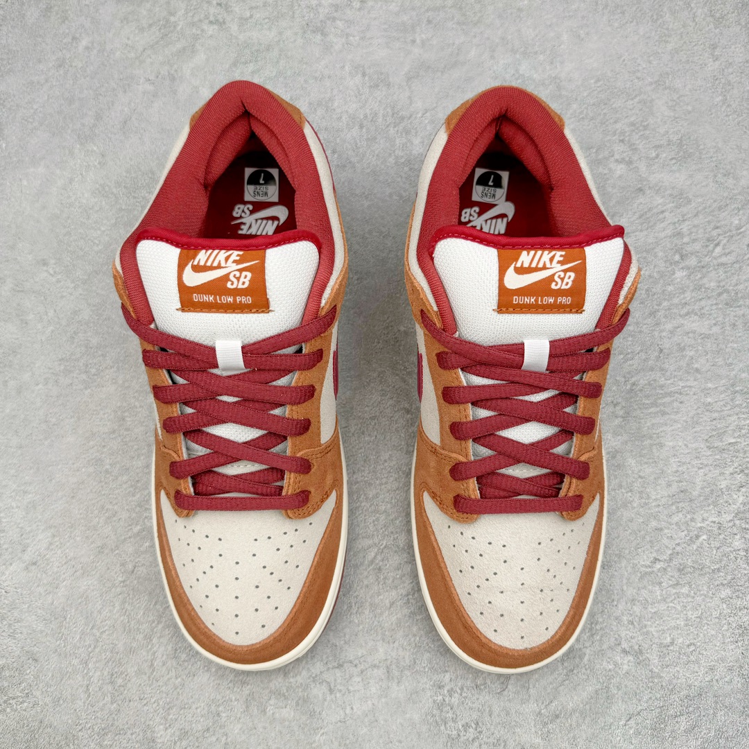 图片[2]-零售💰310 ＃N版纯原 NK SB Dunk Low 棕色红勾 BQ6817-202 东南亚外贸特供订单 原厂Sadesa D7 皮料 细纹排气孔完全一致 全套原楦原模倾力打造完美版型 独家原厂航空铝磨具打磨大底 鞋头坡度极致还原 无解鞋型 原盒原配 圈内天花板工艺 原厂冲刀 超高清洁度 全鞋零毛边皮料切割 采用原厂百宏鞋带以及原厂百宏织唛舌标 内标可供原厂几率过验 原厂中底布点胶 原厂中底布拉帮走线遵循公司 SIZE：35.5 36 36.5 37.5 38 38.5 39 40 40.5 41 42 42.5 43 44 44.5 45 46 47.5 编码：by3936010-运动鞋