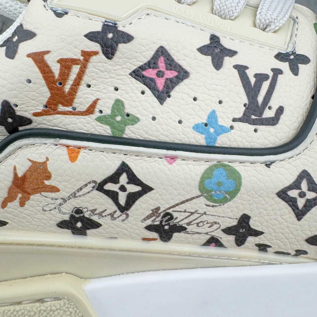 图片[11]-零售💰560 ＃ZS纯原 Louis Vuitton Trainer lv时装走秀运动鞋 做旧系列 市场所有版本中综合最强的货品 GD实力大厂出品  全网最全配色更新最快 最成熟的做工稳定的品控  完美鞋型超高的清洁度 零毛边线头瑕疵 全套原楦原纸版原鞋开模 全网最具灵魂的版型 正确原装黄色鞋盒 正确中底印花 鞋面印花3D高频深度立体 全鞋电脑针车 紧密相连 针距密度一致 环保乳胶注塑鞋垫 厚度脚感还原原版 皮面裁剪部位 统一油边封口工艺 原装橡胶大底含胶量大底组合零偏差 专柜全套包装 防尘袋 说明书 质保卡 男女鞋 尺码：35 36 37 38 39 40 41 42 43 44 45 编码：yby5936060-运动鞋