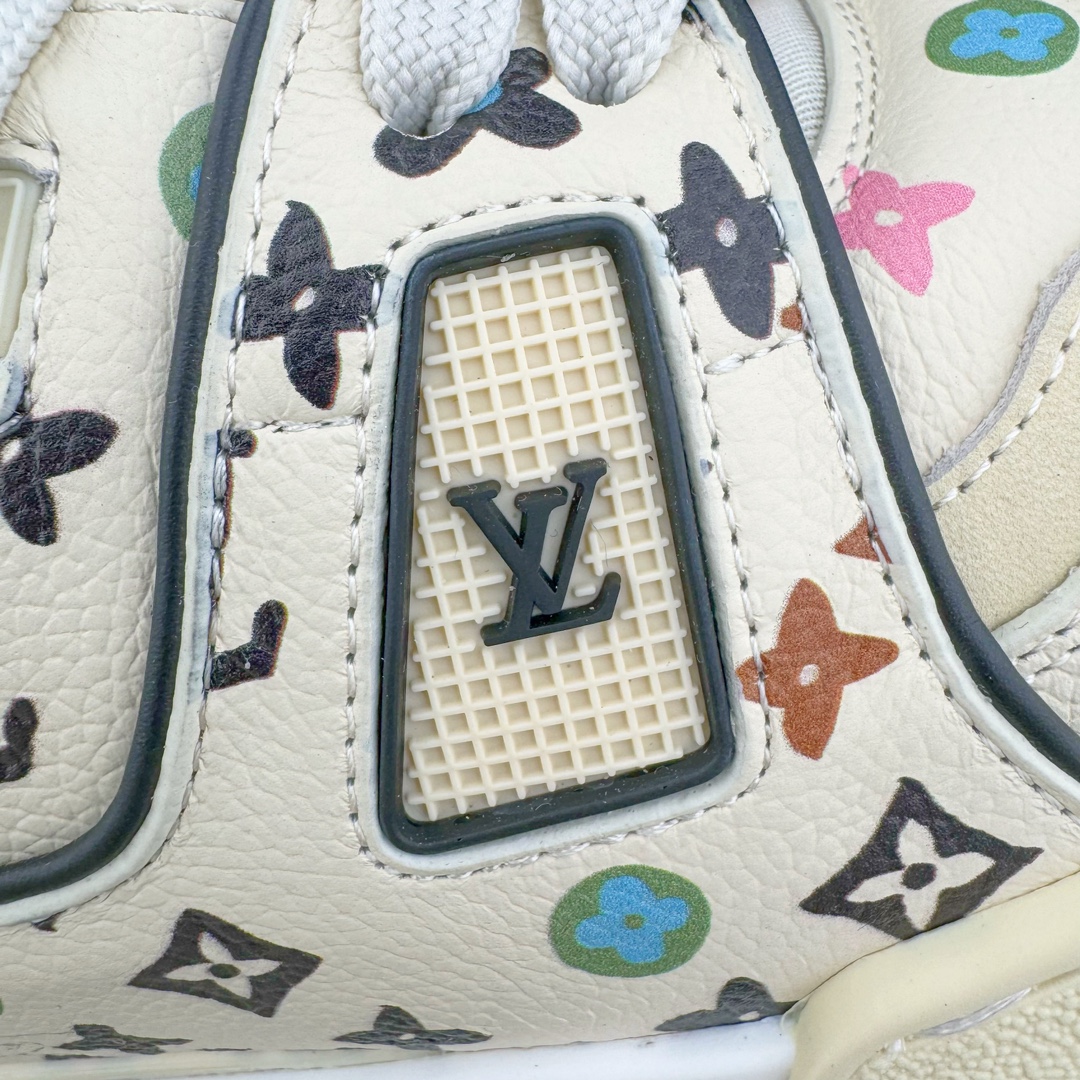 图片[10]-零售💰560 ＃ZS纯原 Louis Vuitton Trainer lv时装走秀运动鞋 做旧系列 市场所有版本中综合最强的货品 GD实力大厂出品  全网最全配色更新最快 最成熟的做工稳定的品控  完美鞋型超高的清洁度 零毛边线头瑕疵 全套原楦原纸版原鞋开模 全网最具灵魂的版型 正确原装黄色鞋盒 正确中底印花 鞋面印花3D高频深度立体 全鞋电脑针车 紧密相连 针距密度一致 环保乳胶注塑鞋垫 厚度脚感还原原版 皮面裁剪部位 统一油边封口工艺 原装橡胶大底含胶量大底组合零偏差 专柜全套包装 防尘袋 说明书 质保卡 男女鞋 尺码：35 36 37 38 39 40 41 42 43 44 45 编码：yby5936060-运动鞋