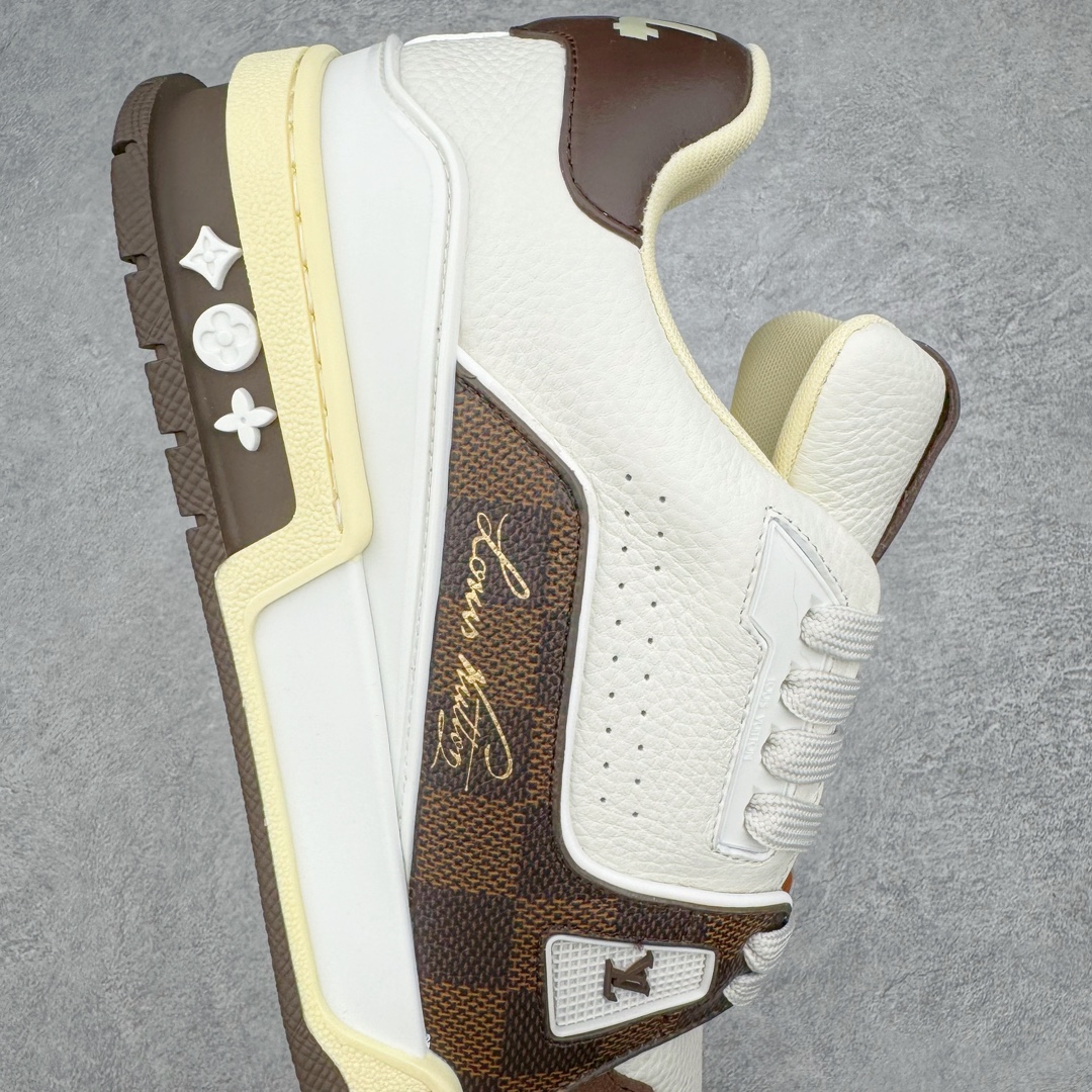 图片[6]-零售💰560 ＃ZS纯原 Louis Vuitton Trainer lv时装走秀运动鞋 做旧系列 市场所有版本中综合最强的货品 GD实力大厂出品  全网最全配色更新最快 最成熟的做工稳定的品控  完美鞋型超高的清洁度 零毛边线头瑕疵 全套原楦原纸版原鞋开模 全网最具灵魂的版型 正确原装黄色鞋盒 正确中底印花 鞋面印花3D高频深度立体 全鞋电脑针车 紧密相连 针距密度一致 环保乳胶注塑鞋垫 厚度脚感还原原版 皮面裁剪部位 统一油边封口工艺 原装橡胶大底含胶量大底组合零偏差 专柜全套包装 防尘袋 说明书 质保卡 男女鞋 尺码：35 36 37 38 39 40 41 42 43 44 45 编码：yby5936060-运动鞋