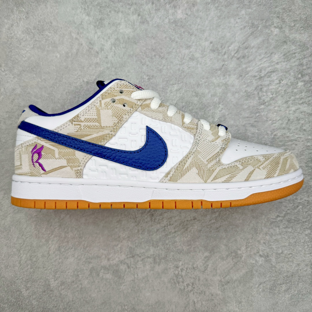 零售💰310 ＃N版纯原 Rayssa Leal x NK SB Dunk Low AL瑞莎利尔联名低帮休闲板鞋 紫白 FZ5251-001 东南亚外贸特供订单 原厂Sadesa D7 皮料 细纹排气孔完全一致 全套原楦原模倾力打造完美版型 独家原厂航空铝磨具打磨大底 鞋头坡度极致还原 无解鞋型 原盒原配 圈内天花板工艺 原厂冲刀 超高清洁度 全鞋零毛边皮料切割 采用原厂百宏鞋带以及原厂百宏织唛舌标 内标可供原厂几率过验 原厂中底布点胶 原厂中底布拉帮走线遵循公司 SIZE：35.5 36 36.5 37.5 38 38.5 39 40 40.5 41 42 42.5 43 44 44.5 45 46 47.5 编码：by3936010-运动鞋