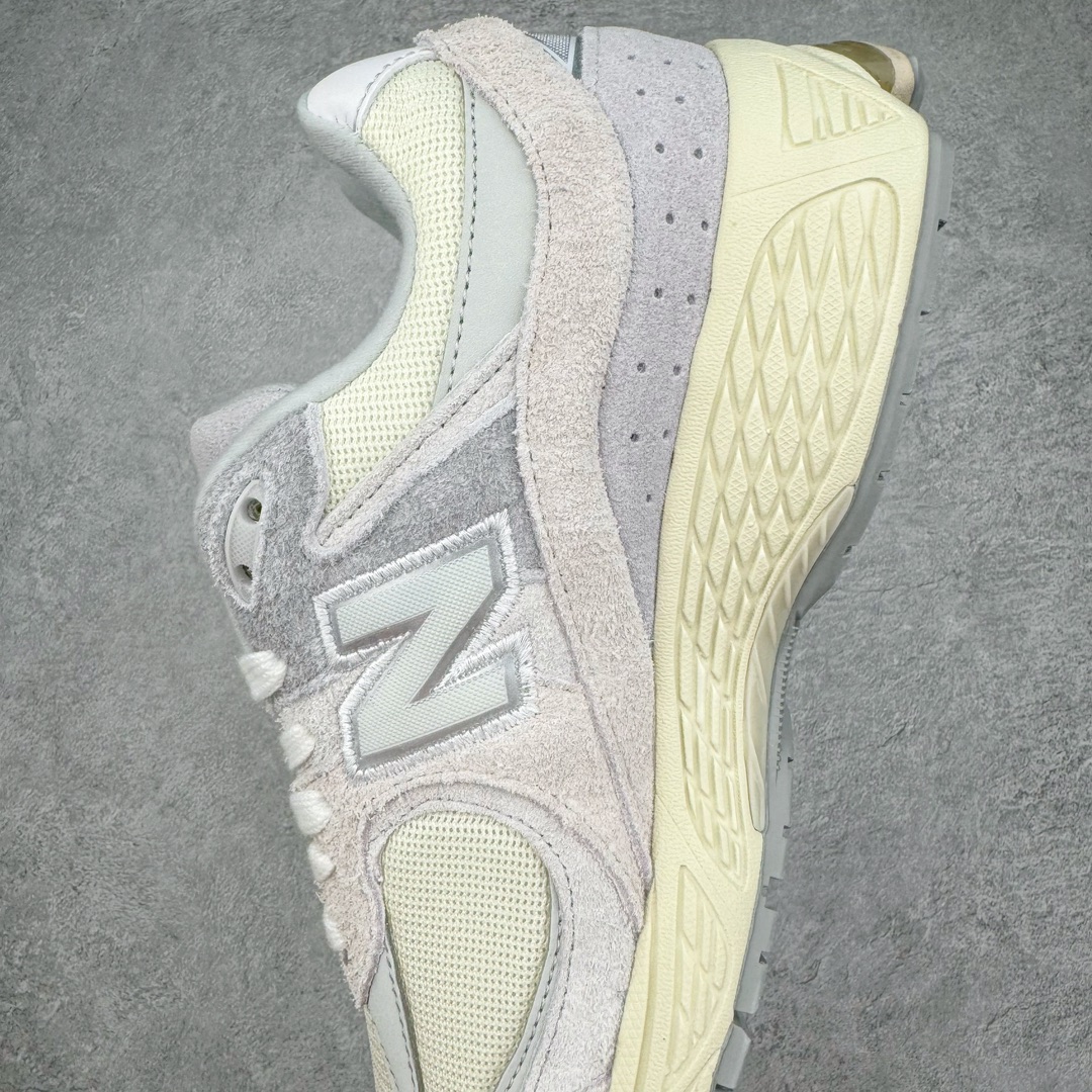 图片[7]-零售💰310 ＃纯原 New Balance NB2002系列 男女休闲慢跑鞋 必备的时髦单品之一 最新出的2002R系列 这款延续了经典科技 升级版N-ERGY缓震物料机能与材质上脚太舒适了 鞋面的柔软麂皮搭配尼龙网布 特别透气而且还复古感 不管是搭配牛仔裤还工装裤都是百搭！小红书众多博主上脚推荐！尺码：36 36.5 37.5 38 38.5 39.5 40 40.5 41 42 42.5 43 44 44.5 45 编码：Mby3963010-运动鞋