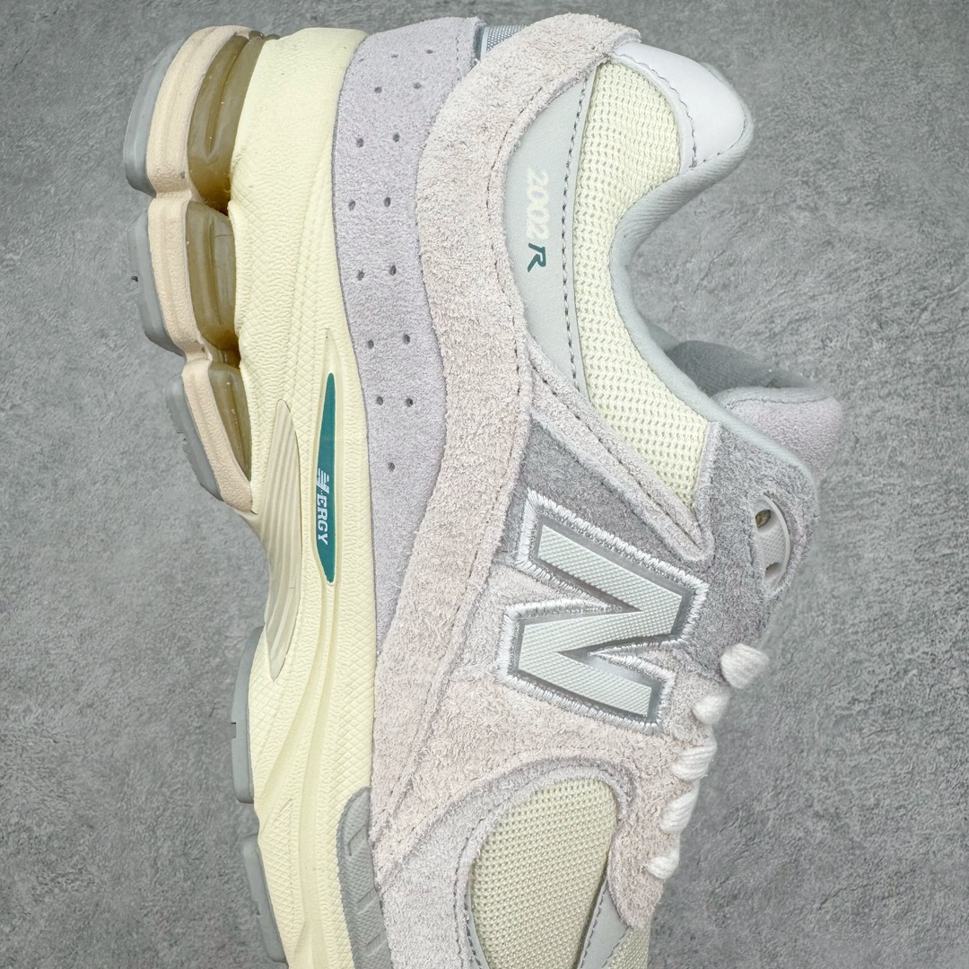 图片[6]-零售💰310 ＃纯原 New Balance NB2002系列 男女休闲慢跑鞋 必备的时髦单品之一 最新出的2002R系列 这款延续了经典科技 升级版N-ERGY缓震物料机能与材质上脚太舒适了 鞋面的柔软麂皮搭配尼龙网布 特别透气而且还复古感 不管是搭配牛仔裤还工装裤都是百搭！小红书众多博主上脚推荐！尺码：36 36.5 37.5 38 38.5 39.5 40 40.5 41 42 42.5 43 44 44.5 45 编码：Mby3963010-运动鞋