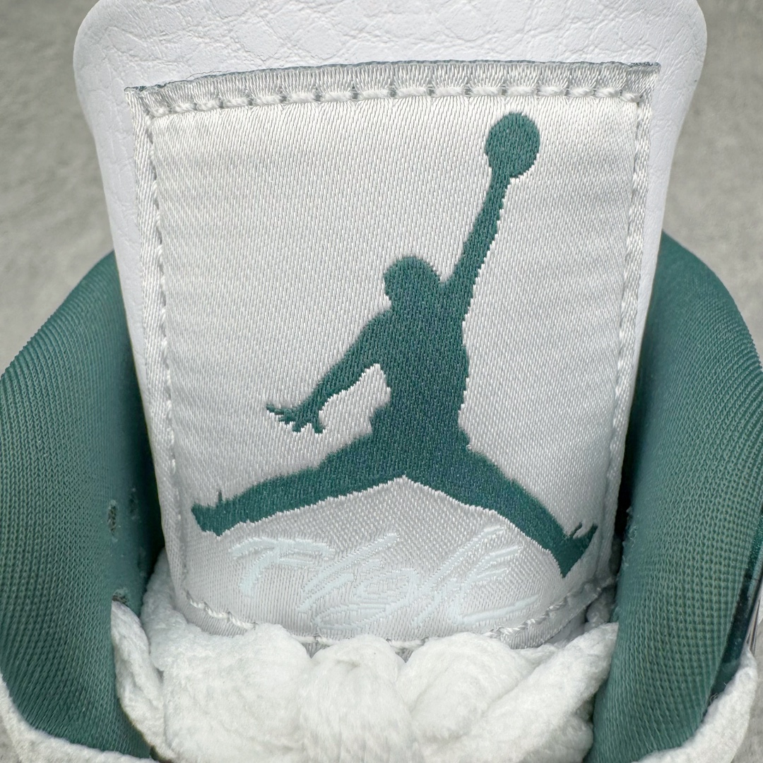 图片[12]-零售💰500 ＃Y3纯原 Air Jordan AJ4 Retro 氧化白绿 FQ8138-103 市售天花板产物 耗时半年巨作 全套原纸板楦头开发 原厂特供皮料加持 确保原汁原味 完美呈现四代版型 一比一鞋头弧度高度鞋身弧度 数据细节工艺流程均保持原鞋一致 原厂TPU网格鞋带扣 正确内里网布 菱角分明不变形无多余毛边 柔软性质感一致于原鞋 市场唯一原厂鞋扣模具 背面可见隐藏注塑口 原厂织唛标 原厂飞人电绣工艺 尾指中部跳三针 独家绑鞋带手法 印刷中底布 四线拉帮 米色美纹纸贴合固定 进口港宝加持 后跟自然饱满 全鞋荧光划线卡点 追求极致完美 每一双都是工艺品 多重QC质检 超越公司货的品控标准 实实在在的免检产品 尺码：36 36.5 37.5 38 38.5 39 40 40.5 41 42 42.5 43 44 44.5 45 46 47.5 48.5 编码：by5936000-运动鞋