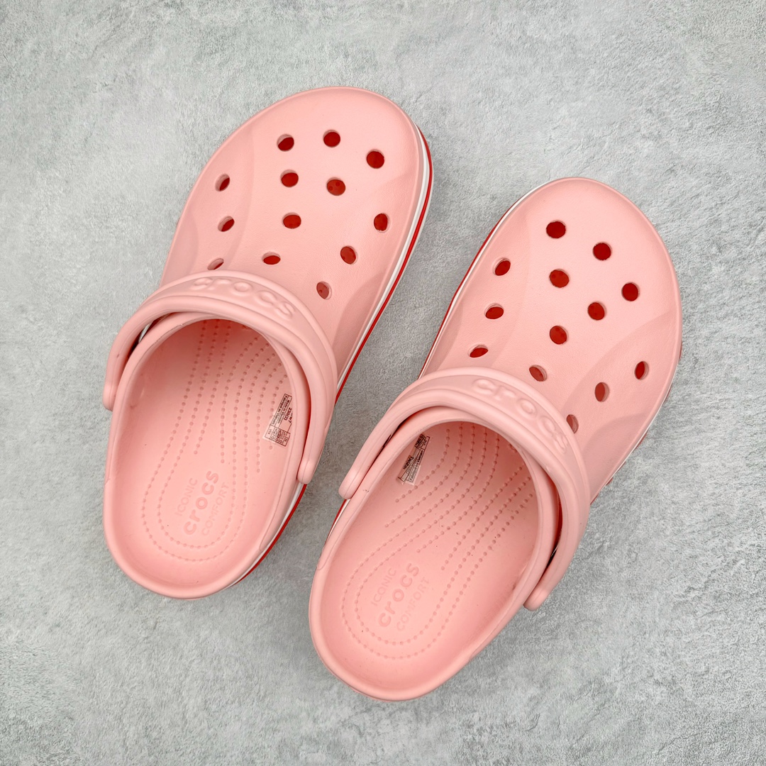 图片[3]-零售💰160 ＃DG莞产 Crocs Bayaband Clog 卡骆驰贝雅卡骆班户外潮流休闲沙滩洞洞拖鞋凉鞋 透明防水袋包装 注意配件需单独购买 超轻Croslite专利材料打造 鞋面更加耐用易清洗 该鞋款轻盈舒适 2002年 经典克骆格诞生 秉承外形简单 穿着舒适的初衷 不断为消费者带来舒适的穿着体验 穿出“趣”味 鞋面洞洞可搭彰显个性的智必星 一鞋两穿 可调节式后跟带增添鞋身的稳固性能 放前面变成愜意舒适的凉拖 放后面行走跑跳更加稳妥 Croslite ™材料 封闭式细胞树脂 能够在体温作用下自动变形以适应脚部形状 涉水性优秀的同时易于清洁 抓地力强 不易打滑 Crocs的核心理念：轻便 灵活 全方位的舒适感 同步官方尺码：M4（36-37） M5（37-38）M6（38-39）M7（39-40）M8（41-42）M9（42-43）M10（43-44）M11（45-46） 编码：Uby1936060-运动鞋