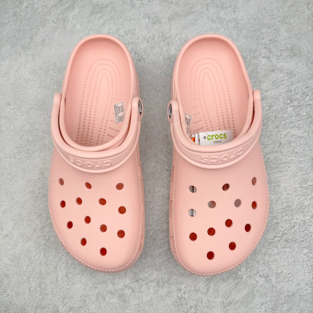 图片[2]-零售💰150 ＃DG莞产 Crocs Classic Clog 卡骆驰经典简约休闲沙滩洞洞拖鞋凉鞋 透明防水袋包装 注意配件需单独购买 超轻Croslite专利材料打造 鞋面更加耐用易清洗 该鞋款轻盈舒适 2002年 经典克骆格诞生 秉承外形简单 穿着舒适的初衷 不断为消费者带来舒适的穿着体验 穿出“趣”味 鞋面洞洞可搭彰显个性的智必星 一鞋两穿 可调节式后跟带增添鞋身的稳固性能 放前面变成愜意舒适的凉拖 放后面行走跑跳更加稳妥 Croslite ™材料 封闭式细胞树脂 能够在体温作用下自动变形以适应脚部形状 涉水性优秀的同时易于清洁 抓地力强 不易打滑 Crocs的核心理念：轻便 灵活 全方位的舒适感 同步官方尺码：M4（36-37） M5（37-38）M6（38-39）M7（39-40）M8（41-42）M9（42-43）M10（43-44）M11（45-46） 编码：by1936050-运动鞋