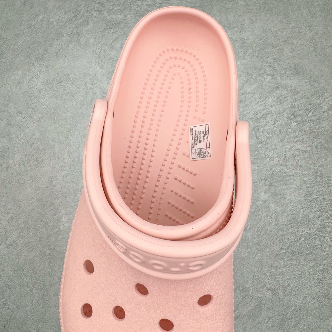 图片[5]-零售💰150 ＃DG莞产 Crocs Classic Clog 卡骆驰经典简约休闲沙滩洞洞拖鞋凉鞋 透明防水袋包装 注意配件需单独购买 超轻Croslite专利材料打造 鞋面更加耐用易清洗 该鞋款轻盈舒适 2002年 经典克骆格诞生 秉承外形简单 穿着舒适的初衷 不断为消费者带来舒适的穿着体验 穿出“趣”味 鞋面洞洞可搭彰显个性的智必星 一鞋两穿 可调节式后跟带增添鞋身的稳固性能 放前面变成愜意舒适的凉拖 放后面行走跑跳更加稳妥 Croslite ™材料 封闭式细胞树脂 能够在体温作用下自动变形以适应脚部形状 涉水性优秀的同时易于清洁 抓地力强 不易打滑 Crocs的核心理念：轻便 灵活 全方位的舒适感 同步官方尺码：M4（36-37） M5（37-38）M6（38-39）M7（39-40）M8（41-42）M9（42-43）M10（43-44）M11（45-46） 编码：by1936050-运动鞋