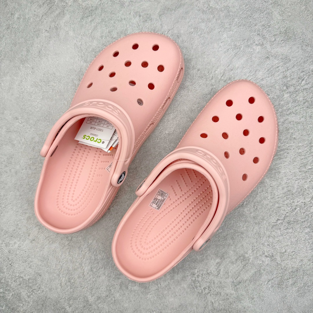 图片[3]-零售💰150 ＃DG莞产 Crocs Classic Clog 卡骆驰经典简约休闲沙滩洞洞拖鞋凉鞋 透明防水袋包装 注意配件需单独购买 超轻Croslite专利材料打造 鞋面更加耐用易清洗 该鞋款轻盈舒适 2002年 经典克骆格诞生 秉承外形简单 穿着舒适的初衷 不断为消费者带来舒适的穿着体验 穿出“趣”味 鞋面洞洞可搭彰显个性的智必星 一鞋两穿 可调节式后跟带增添鞋身的稳固性能 放前面变成愜意舒适的凉拖 放后面行走跑跳更加稳妥 Croslite ™材料 封闭式细胞树脂 能够在体温作用下自动变形以适应脚部形状 涉水性优秀的同时易于清洁 抓地力强 不易打滑 Crocs的核心理念：轻便 灵活 全方位的舒适感 同步官方尺码：M4（36-37） M5（37-38）M6（38-39）M7（39-40）M8（41-42）M9（42-43）M10（43-44）M11（45-46） 编码：by1936050-运动鞋