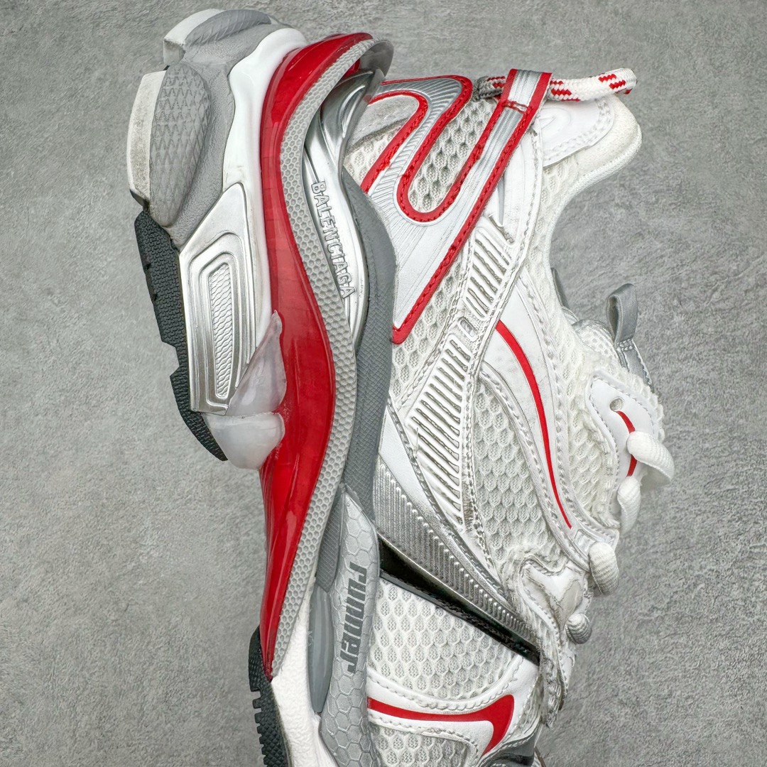 图片[6]-BALENCIAGA Runner Sneaker 巴黎世家七代慢跑系列低帮复古野跑潮流运动鞋老爹鞋 尼龙和网布材质 磨损效果 鞋头边缘印有尺码 背面浮印尺码 外侧印有跑者徽标 鞋舌刺绣 Balenciaga 品牌标识 鞋跟背面 Balenciaga品牌标识 材质采用65%聚氨酯、35%聚酯纤维 全新 Runner 鞋型轮廓借鉴于 2000 年初的复古线条 搭载大网眼面料制成鞋面基础，由粉色、白色尼龍与橡胶质地覆盖鞋面诠释线条感 当中透过几道手缝线与折损痕更是精准的掌握历经时间淬炼的破旧痕迹 延续其手法至鞋领、鞋跟、鞋带、中底等部分均饰有破损及脏污之貌 尤其是鞋领处与鞋带孔眼条更是采用不规则做旧技术将内容物泡棉随机露出 尺码：35 36 37 38 39 40 41 42 43 44 45 46-选品中心