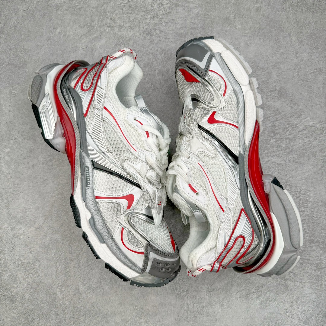 图片[3]-BALENCIAGA Runner Sneaker 巴黎世家七代慢跑系列低帮复古野跑潮流运动鞋老爹鞋 尼龙和网布材质 磨损效果 鞋头边缘印有尺码 背面浮印尺码 外侧印有跑者徽标 鞋舌刺绣 Balenciaga 品牌标识 鞋跟背面 Balenciaga品牌标识 材质采用65%聚氨酯、35%聚酯纤维 全新 Runner 鞋型轮廓借鉴于 2000 年初的复古线条 搭载大网眼面料制成鞋面基础，由粉色、白色尼龍与橡胶质地覆盖鞋面诠释线条感 当中透过几道手缝线与折损痕更是精准的掌握历经时间淬炼的破旧痕迹 延续其手法至鞋领、鞋跟、鞋带、中底等部分均饰有破损及脏污之貌 尤其是鞋领处与鞋带孔眼条更是采用不规则做旧技术将内容物泡棉随机露出 尺码：35 36 37 38 39 40 41 42 43 44 45 46-选品中心