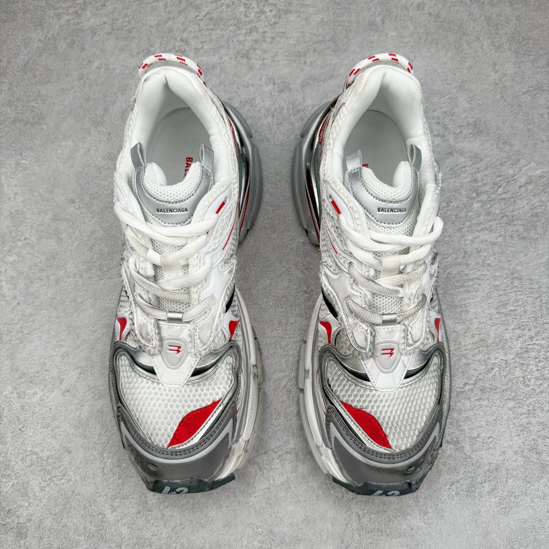 图片[2]-BALENCIAGA Runner Sneaker 巴黎世家七代慢跑系列低帮复古野跑潮流运动鞋老爹鞋 尼龙和网布材质 磨损效果 鞋头边缘印有尺码 背面浮印尺码 外侧印有跑者徽标 鞋舌刺绣 Balenciaga 品牌标识 鞋跟背面 Balenciaga品牌标识 材质采用65%聚氨酯、35%聚酯纤维 全新 Runner 鞋型轮廓借鉴于 2000 年初的复古线条 搭载大网眼面料制成鞋面基础，由粉色、白色尼龍与橡胶质地覆盖鞋面诠释线条感 当中透过几道手缝线与折损痕更是精准的掌握历经时间淬炼的破旧痕迹 延续其手法至鞋领、鞋跟、鞋带、中底等部分均饰有破损及脏污之貌 尤其是鞋领处与鞋带孔眼条更是采用不规则做旧技术将内容物泡棉随机露出 尺码：35 36 37 38 39 40 41 42 43 44 45 46-选品中心