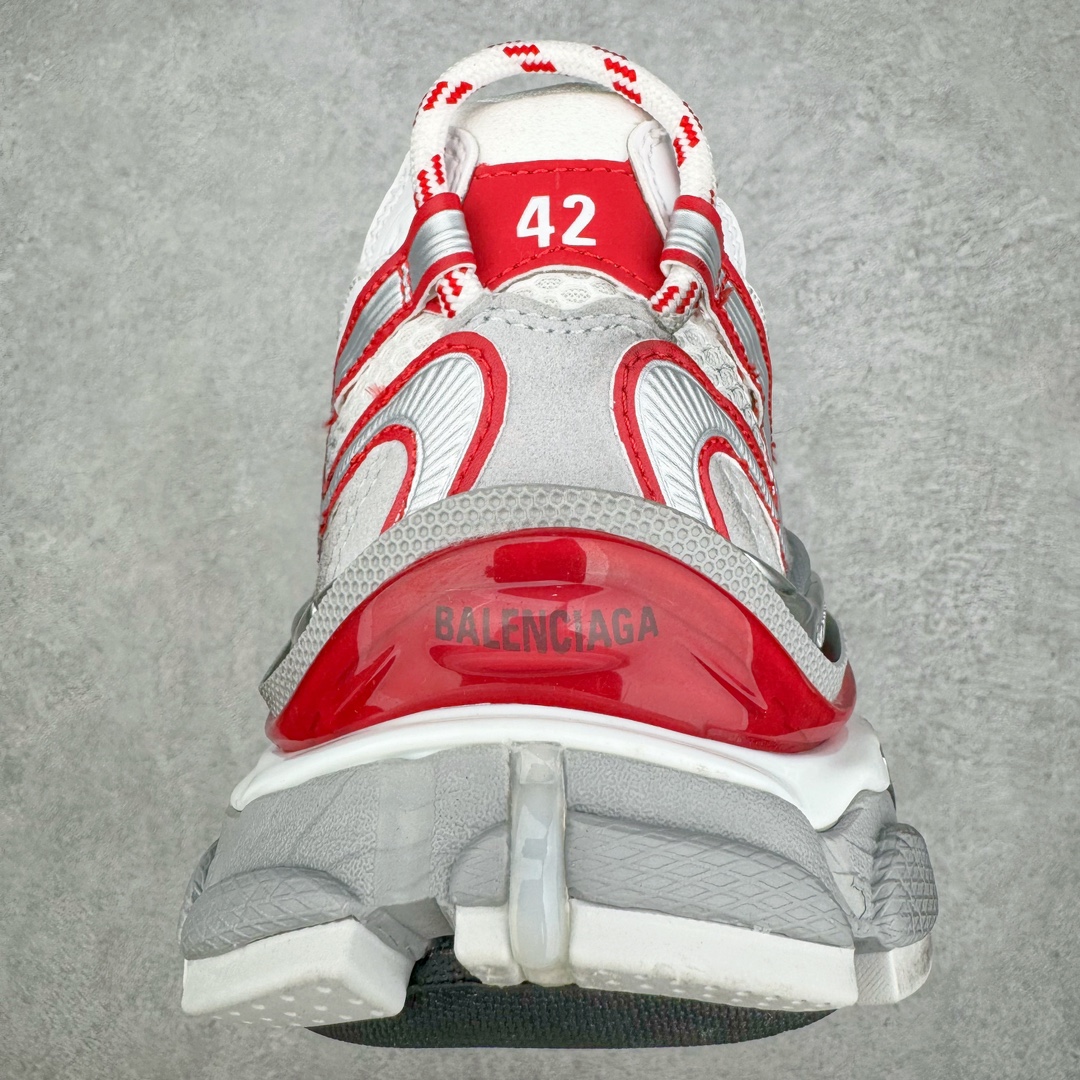 图片[8]-BALENCIAGA Runner Sneaker 巴黎世家七代慢跑系列低帮复古野跑潮流运动鞋老爹鞋 尼龙和网布材质 磨损效果 鞋头边缘印有尺码 背面浮印尺码 外侧印有跑者徽标 鞋舌刺绣 Balenciaga 品牌标识 鞋跟背面 Balenciaga品牌标识 材质采用65%聚氨酯、35%聚酯纤维 全新 Runner 鞋型轮廓借鉴于 2000 年初的复古线条 搭载大网眼面料制成鞋面基础，由粉色、白色尼龍与橡胶质地覆盖鞋面诠释线条感 当中透过几道手缝线与折损痕更是精准的掌握历经时间淬炼的破旧痕迹 延续其手法至鞋领、鞋跟、鞋带、中底等部分均饰有破损及脏污之貌 尤其是鞋领处与鞋带孔眼条更是采用不规则做旧技术将内容物泡棉随机露出 尺码：35 36 37 38 39 40 41 42 43 44 45 46-选品中心