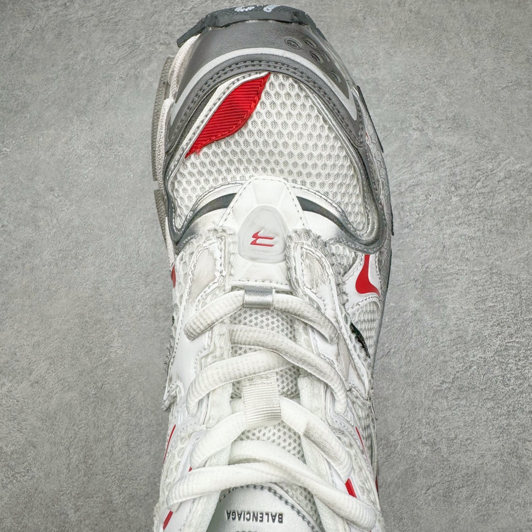 图片[4]-BALENCIAGA Runner Sneaker 巴黎世家七代慢跑系列低帮复古野跑潮流运动鞋老爹鞋 尼龙和网布材质 磨损效果 鞋头边缘印有尺码 背面浮印尺码 外侧印有跑者徽标 鞋舌刺绣 Balenciaga 品牌标识 鞋跟背面 Balenciaga品牌标识 材质采用65%聚氨酯、35%聚酯纤维 全新 Runner 鞋型轮廓借鉴于 2000 年初的复古线条 搭载大网眼面料制成鞋面基础，由粉色、白色尼龍与橡胶质地覆盖鞋面诠释线条感 当中透过几道手缝线与折损痕更是精准的掌握历经时间淬炼的破旧痕迹 延续其手法至鞋领、鞋跟、鞋带、中底等部分均饰有破损及脏污之貌 尤其是鞋领处与鞋带孔眼条更是采用不规则做旧技术将内容物泡棉随机露出 尺码：35 36 37 38 39 40 41 42 43 44 45 46-选品中心