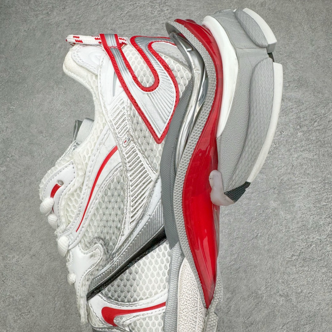 图片[7]-BALENCIAGA Runner Sneaker 巴黎世家七代慢跑系列低帮复古野跑潮流运动鞋老爹鞋 尼龙和网布材质 磨损效果 鞋头边缘印有尺码 背面浮印尺码 外侧印有跑者徽标 鞋舌刺绣 Balenciaga 品牌标识 鞋跟背面 Balenciaga品牌标识 材质采用65%聚氨酯、35%聚酯纤维 全新 Runner 鞋型轮廓借鉴于 2000 年初的复古线条 搭载大网眼面料制成鞋面基础，由粉色、白色尼龍与橡胶质地覆盖鞋面诠释线条感 当中透过几道手缝线与折损痕更是精准的掌握历经时间淬炼的破旧痕迹 延续其手法至鞋领、鞋跟、鞋带、中底等部分均饰有破损及脏污之貌 尤其是鞋领处与鞋带孔眼条更是采用不规则做旧技术将内容物泡棉随机露出 尺码：35 36 37 38 39 40 41 42 43 44 45 46-选品中心
