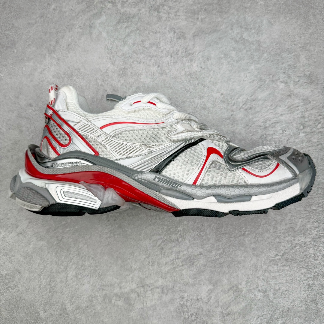 BALENCIAGA Runner Sneaker 巴黎世家七代慢跑系列低帮复古野跑潮流运动鞋老爹鞋 尼龙和网布材质 磨损效果 鞋头边缘印有尺码 背面浮印尺码 外侧印有跑者徽标 鞋舌刺绣 Balenciaga 品牌标识 鞋跟背面 Balenciaga品牌标识 材质采用65%聚氨酯、35%聚酯纤维 全新 Runner 鞋型轮廓借鉴于 2000 年初的复古线条 搭载大网眼面料制成鞋面基础，由粉色、白色尼龍与橡胶质地覆盖鞋面诠释线条感 当中透过几道手缝线与折损痕更是精准的掌握历经时间淬炼的破旧痕迹 延续其手法至鞋领、鞋跟、鞋带、中底等部分均饰有破损及脏污之貌 尤其是鞋领处与鞋带孔眼条更是采用不规则做旧技术将内容物泡棉随机露出 尺码：35 36 37 38 39 40 41 42 43 44 45 46-选品中心