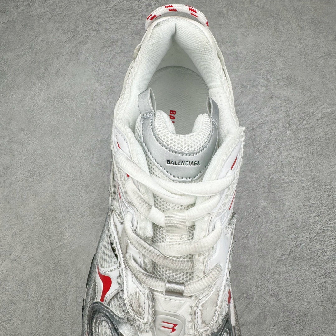 图片[5]-BALENCIAGA Runner Sneaker 巴黎世家七代慢跑系列低帮复古野跑潮流运动鞋老爹鞋 尼龙和网布材质 磨损效果 鞋头边缘印有尺码 背面浮印尺码 外侧印有跑者徽标 鞋舌刺绣 Balenciaga 品牌标识 鞋跟背面 Balenciaga品牌标识 材质采用65%聚氨酯、35%聚酯纤维 全新 Runner 鞋型轮廓借鉴于 2000 年初的复古线条 搭载大网眼面料制成鞋面基础，由粉色、白色尼龍与橡胶质地覆盖鞋面诠释线条感 当中透过几道手缝线与折损痕更是精准的掌握历经时间淬炼的破旧痕迹 延续其手法至鞋领、鞋跟、鞋带、中底等部分均饰有破损及脏污之貌 尤其是鞋领处与鞋带孔眼条更是采用不规则做旧技术将内容物泡棉随机露出 尺码：35 36 37 38 39 40 41 42 43 44 45 46-选品中心