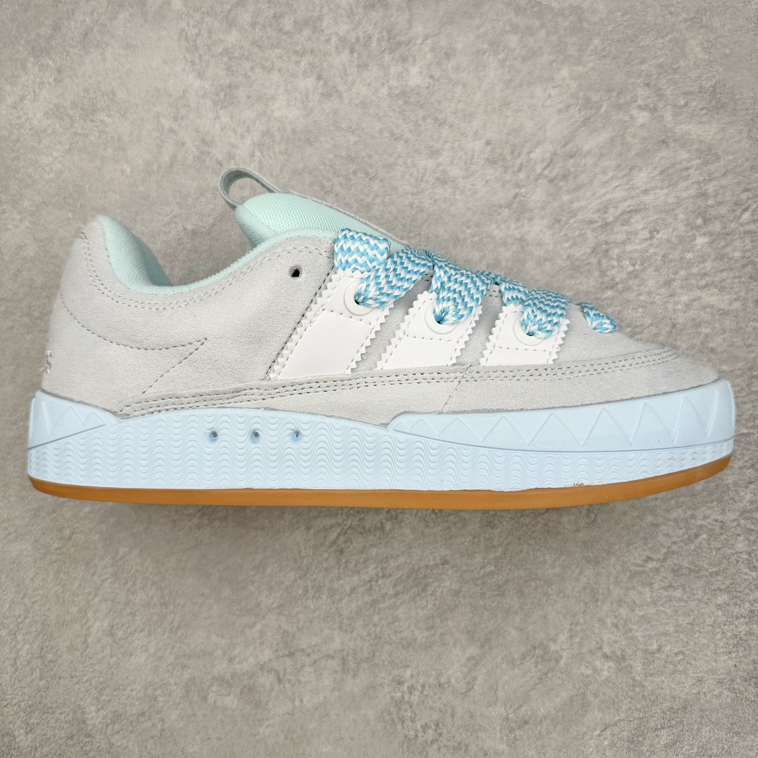 图片[5]-＃C版纯原 AD Originals Campus 00s 学院系列面包风经典复古低帮百搭休闲运动板鞋 原鞋开发 正确版型 市面唯一全鞋采用原厂头层SD皮料 正确宽版鞋盒 清洁度完美 诠释最高工艺 这次 Originals 选择了以经典复古鞋型 Campus 为蓝本打造全新面包鞋 这款鞋型联名不断 冠希当年对它更是钟爱有加 论牌面丝毫不输贝壳头、Forum 等大热鞋型 这次 Campus 一改 80 年代的瘦长造型 鞋舌、鞋身、鞋底甚至细节都变大了 营造出千禧年前后流行的面包鞋宽大廓形 因此鞋名改为 Campus 00s 鞋身采用绒面皮料搭配白色常规皮革 质感上还是延续了经典 Campus 的设计 鞋舌填充更加饱满 让鞋款整体看起来更加圆润 搭配上这款浅蓝配色 「蓝胖子」造型真的很可爱 鞋舌还加入了与以往 Campus 不同的全新三叶草 Logo 令造型更具千禧气息 鞋带也采用了加宽的设计 如果你不喜欢 这次还附送了传统鞋带可以替换 鞋底采用了米黄做旧设计 凸显鞋款的复古年代感 除了清新可人的浅蓝配色 还有一款酷灰配色 造型更加硬朗复古 而且相比浅蓝配色更加耐脏 尺码：36 36⅔ 37⅓ 38 38⅔ 39⅓ 40 40⅔ 41⅓ 42 42⅔ 43⅓ 44 44 ⅓ 45-选品中心