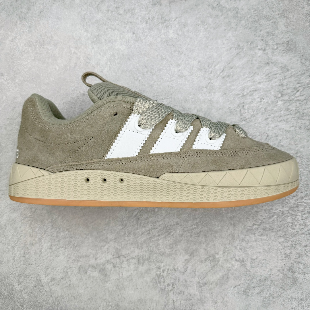 ＃C版纯原 AD Originals Campus 00s 学院系列面包风经典复古低帮百搭休闲运动板鞋 原鞋开发 正确版型 市面唯一全鞋采用原厂头层SD皮料 正确宽版鞋盒 清洁度完美 诠释最高工艺 这次 Originals 选择了以经典复古鞋型 Campus 为蓝本打造全新面包鞋 这款鞋型联名不断 冠希当年对它更是钟爱有加 论牌面丝毫不输贝壳头、Forum 等大热鞋型 这次 Campus 一改 80 年代的瘦长造型 鞋舌、鞋身、鞋底甚至细节都变大了 营造出千禧年前后流行的面包鞋宽大廓形 因此鞋名改为 Campus 00s 鞋身采用绒面皮料搭配白色常规皮革 质感上还是延续了经典 Campus 的设计 鞋舌填充更加饱满 让鞋款整体看起来更加圆润 搭配上这款浅蓝配色 「蓝胖子」造型真的很可爱 鞋舌还加入了与以往 Campus 不同的全新三叶草 Logo 令造型更具千禧气息 鞋带也采用了加宽的设计 如果你不喜欢 这次还附送了传统鞋带可以替换 鞋底采用了米黄做旧设计 凸显鞋款的复古年代感 除了清新可人的浅蓝配色 还有一款酷灰配色 造型更加硬朗复古 而且相比浅蓝配色更加耐脏 尺码：36 36⅔ 37⅓ 38 38⅔ 39⅓ 40 40⅔ 41⅓ 42 42⅔ 43⅓ 44 44 ⅓ 45-选品中心