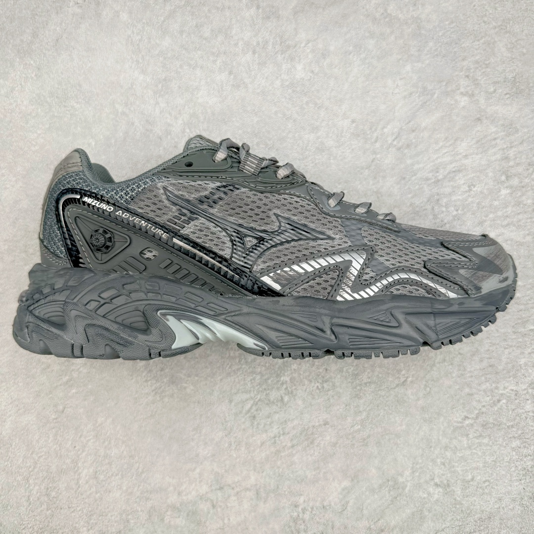 零售💰270 Mizuno Adventure Twe 末日废土风复古跑鞋日本著名百年运动品牌·美津浓 冒险者系列低帮情侣城市机能山系运动休闲慢跑鞋 全新的 MIZUNO ADVENTURE 以 MIZUNO 经典的 WAVE RIDER 跑鞋系列进行创作，营造出十足的复古韵味，当然这也是当下最为流行的风格。整双鞋以黑灰色为主调打造，辅以多条鞋身框架覆盖其上，为外观增添了几分 Y2K 风格，同样也增强了层次感。鞋面采用了大面积网眼材质，保证了优秀的透气效果，夏天穿着也不会感觉到焐脚。中底搭载有 MIZUNO 经典的 WAVE 科技，带来足够舒适的缓震脚感，同时还配备有一块面积十分可观的 TPU 片，保证不错的鞋身刚性。尺码：36 36.5 37.5 38 38.5 39 40 40.5 41 42 42.5 43 44 45 编码：Lby2936070-运动鞋