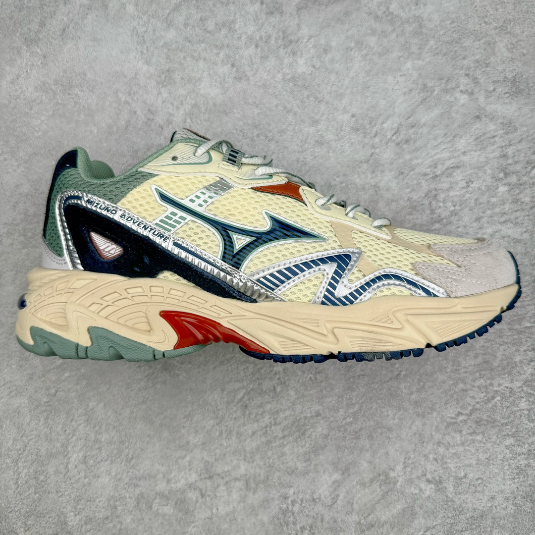 零售💰270 Mizuno Adventure Twe 末日废土风复古跑鞋日本著名百年运动品牌·美津浓 冒险者系列低帮情侣城市机能山系运动休闲慢跑鞋 全新的 MIZUNO ADVENTURE 以 MIZUNO 经典的 WAVE RIDER 跑鞋系列进行创作，营造出十足的复古韵味，当然这也是当下最为流行的风格。整双鞋以黑灰色为主调打造，辅以多条鞋身框架覆盖其上，为外观增添了几分 Y2K 风格，同样也增强了层次感。鞋面采用了大面积网眼材质，保证了优秀的透气效果，夏天穿着也不会感觉到焐脚。中底搭载有 MIZUNO 经典的 WAVE 科技，带来足够舒适的缓震脚感，同时还配备有一块面积十分可观的 TPU 片，保证不错的鞋身刚性。尺码：36 36.5 37.5 38 38.5 39 40 40.5 41 42 42.5 43 44 45 编码：Lby2936070-运动鞋