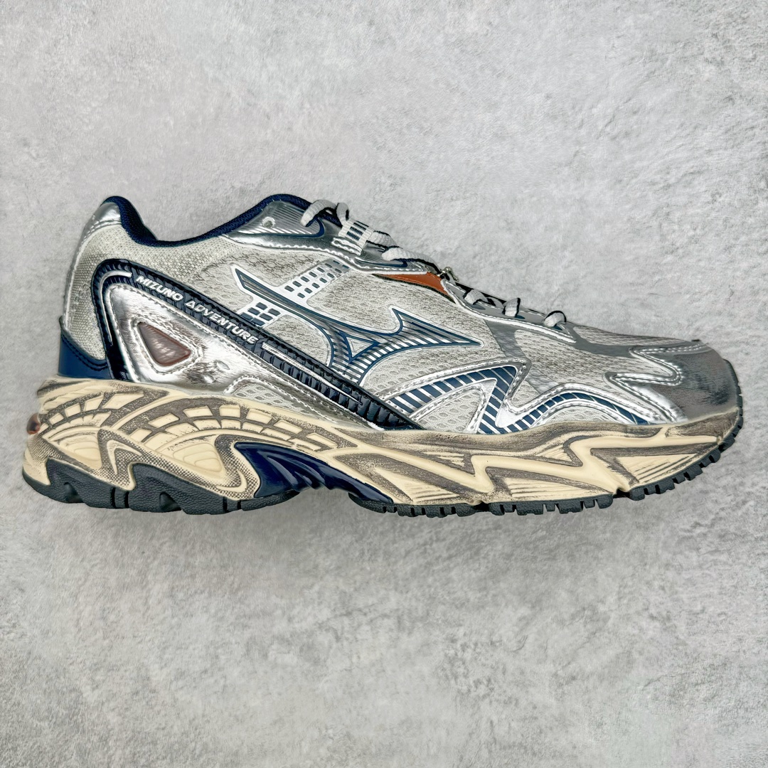 零售💰270 Mizuno Adventure Twe 末日废土风复古跑鞋日本著名百年运动品牌·美津浓 冒险者系列低帮情侣城市机能山系运动休闲慢跑鞋 全新的 MIZUNO ADVENTURE 以 MIZUNO 经典的 WAVE RIDER 跑鞋系列进行创作，营造出十足的复古韵味，当然这也是当下最为流行的风格。整双鞋以黑灰色为主调打造，辅以多条鞋身框架覆盖其上，为外观增添了几分 Y2K 风格，同样也增强了层次感。鞋面采用了大面积网眼材质，保证了优秀的透气效果，夏天穿着也不会感觉到焐脚。中底搭载有 MIZUNO 经典的 WAVE 科技，带来足够舒适的缓震脚感，同时还配备有一块面积十分可观的 TPU 片，保证不错的鞋身刚性。尺码：36 36.5 37.5 38 38.5 39 40 40.5 41 42 42.5 43 44 45 编码：Lby2936070-运动鞋