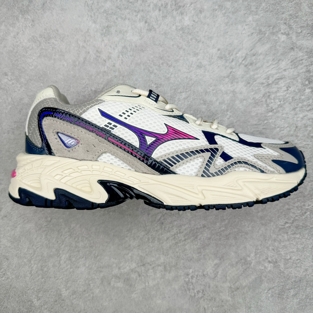 零售💰270 Mizuno Adventure Twe 末日废土风复古跑鞋日本著名百年运动品牌·美津浓 冒险者系列低帮情侣城市机能山系运动休闲慢跑鞋 全新的 MIZUNO ADVENTURE 以 MIZUNO 经典的 WAVE RIDER 跑鞋系列进行创作，营造出十足的复古韵味，当然这也是当下最为流行的风格。整双鞋以黑灰色为主调打造，辅以多条鞋身框架覆盖其上，为外观增添了几分 Y2K 风格，同样也增强了层次感。鞋面采用了大面积网眼材质，保证了优秀的透气效果，夏天穿着也不会感觉到焐脚。中底搭载有 MIZUNO 经典的 WAVE 科技，带来足够舒适的缓震脚感，同时还配备有一块面积十分可观的 TPU 片，保证不错的鞋身刚性。尺码：36 36.5 37.5 38 38.5 39 40 40.5 41 42 42.5 43 44 45 编码：Lby2936070-运动鞋