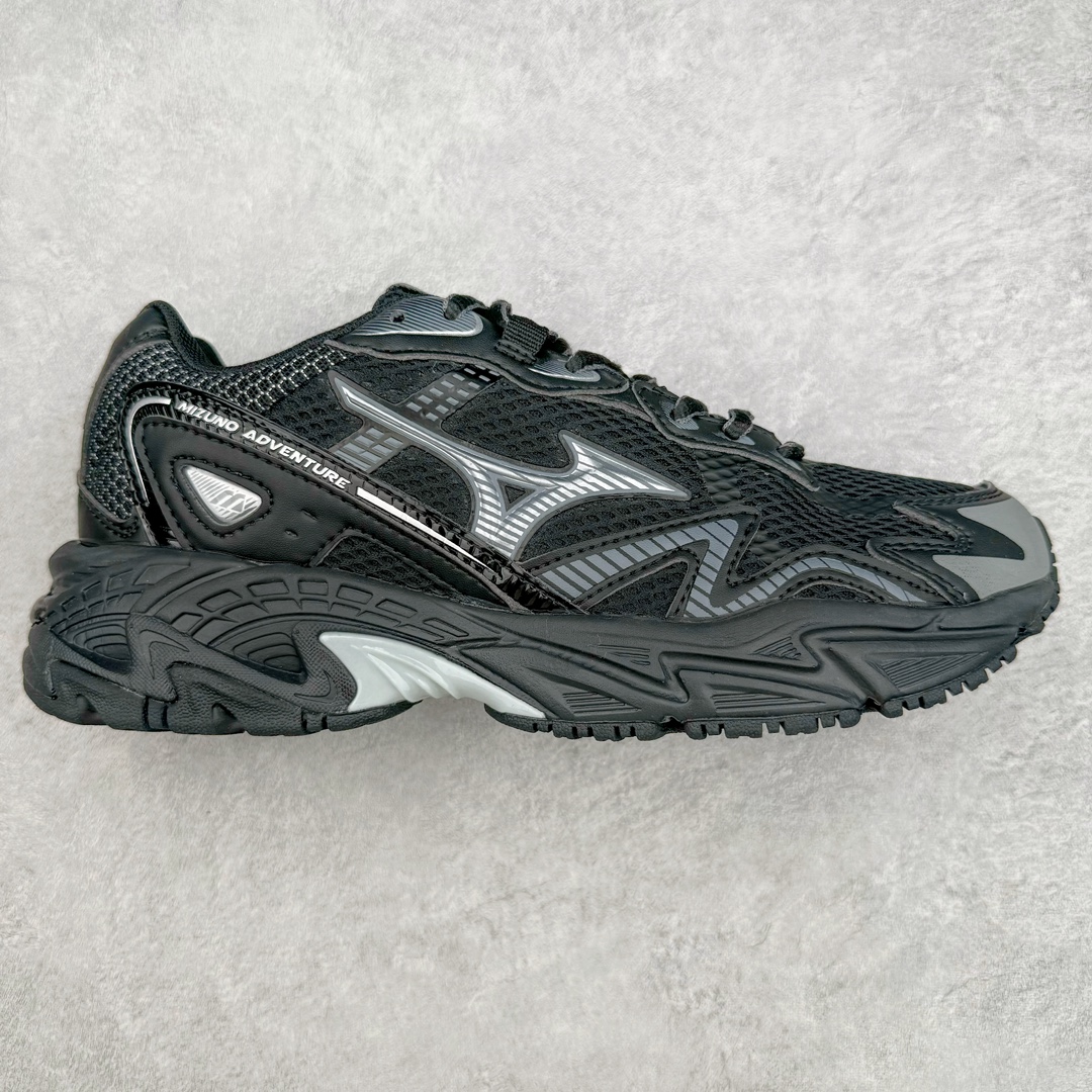 零售💰270 Mizuno Adventure Twe 末日废土风复古跑鞋日本著名百年运动品牌·美津浓 冒险者系列低帮情侣城市机能山系运动休闲慢跑鞋 全新的 MIZUNO ADVENTURE 以 MIZUNO 经典的 WAVE RIDER 跑鞋系列进行创作，营造出十足的复古韵味，当然这也是当下最为流行的风格。整双鞋以黑灰色为主调打造，辅以多条鞋身框架覆盖其上，为外观增添了几分 Y2K 风格，同样也增强了层次感。鞋面采用了大面积网眼材质，保证了优秀的透气效果，夏天穿着也不会感觉到焐脚。中底搭载有 MIZUNO 经典的 WAVE 科技，带来足够舒适的缓震脚感，同时还配备有一块面积十分可观的 TPU 片，保证不错的鞋身刚性。尺码：36 36.5 37.5 38 38.5 39 40 40.5 41 42 42.5 43 44 45 编码：Lby2936070-运动鞋