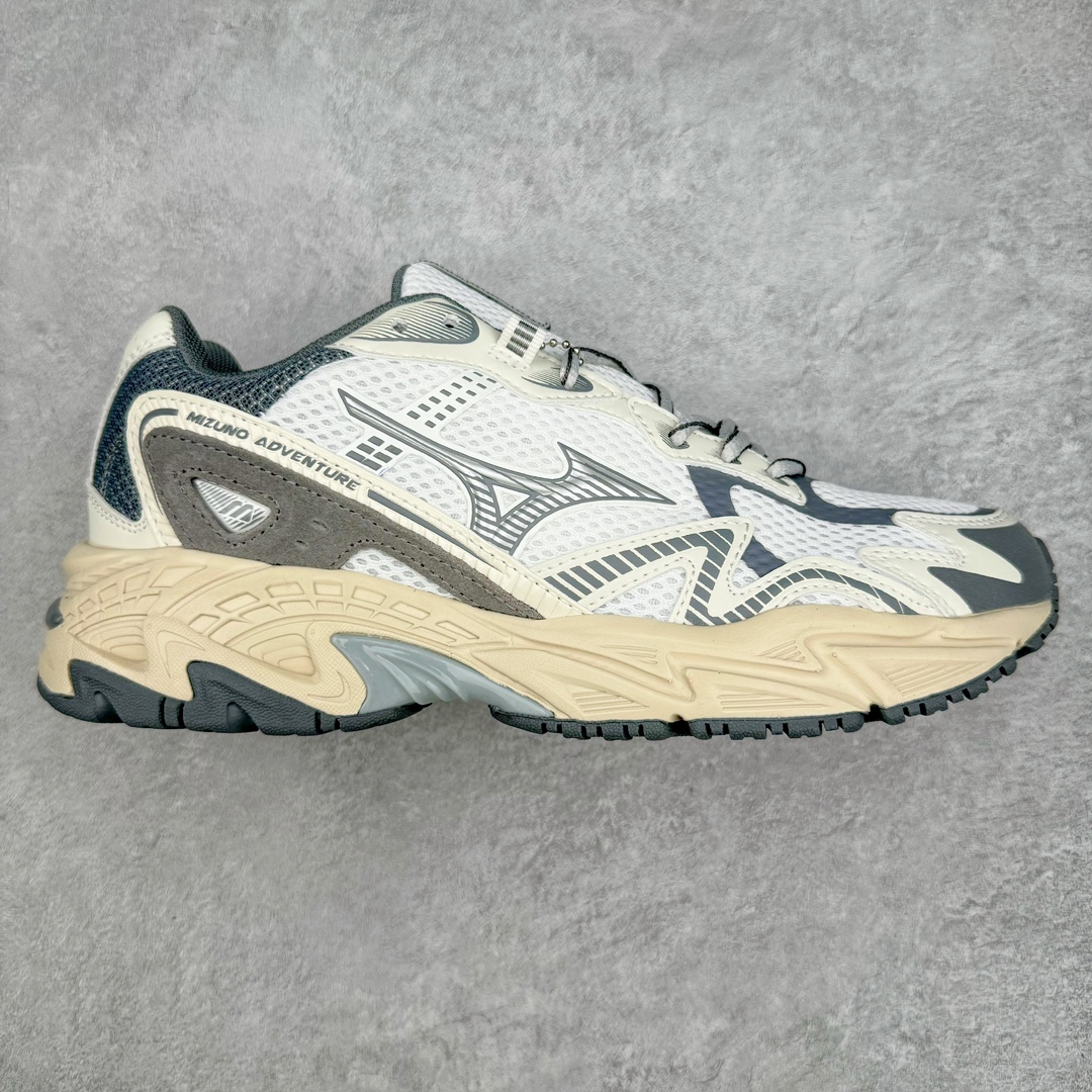 零售💰270 Mizuno Adventure Twe 末日废土风复古跑鞋日本著名百年运动品牌·美津浓 冒险者系列低帮情侣城市机能山系运动休闲慢跑鞋 全新的 MIZUNO ADVENTURE 以 MIZUNO 经典的 WAVE RIDER 跑鞋系列进行创作，营造出十足的复古韵味，当然这也是当下最为流行的风格。整双鞋以黑灰色为主调打造，辅以多条鞋身框架覆盖其上，为外观增添了几分 Y2K 风格，同样也增强了层次感。鞋面采用了大面积网眼材质，保证了优秀的透气效果，夏天穿着也不会感觉到焐脚。中底搭载有 MIZUNO 经典的 WAVE 科技，带来足够舒适的缓震脚感，同时还配备有一块面积十分可观的 TPU 片，保证不错的鞋身刚性。尺码：36 36.5 37.5 38 38.5 39 40 40.5 41 42 42.5 43 44 45 编码：Lby2936070-运动鞋