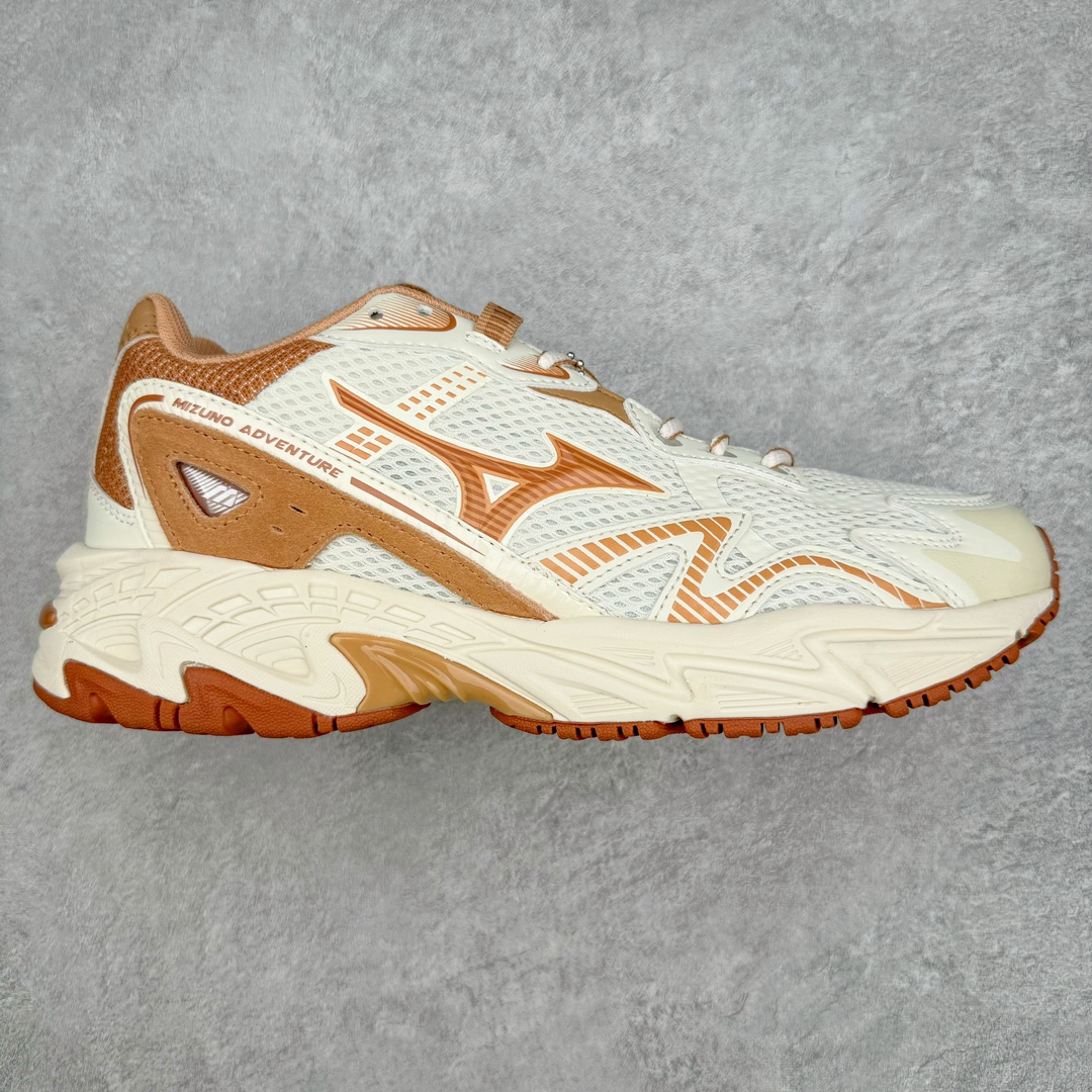 零售💰270 Mizuno Adventure Twe 末日废土风复古跑鞋日本著名百年运动品牌·美津浓 冒险者系列低帮情侣城市机能山系运动休闲慢跑鞋 全新的 MIZUNO ADVENTURE 以 MIZUNO 经典的 WAVE RIDER 跑鞋系列进行创作，营造出十足的复古韵味，当然这也是当下最为流行的风格。整双鞋以黑灰色为主调打造，辅以多条鞋身框架覆盖其上，为外观增添了几分 Y2K 风格，同样也增强了层次感。鞋面采用了大面积网眼材质，保证了优秀的透气效果，夏天穿着也不会感觉到焐脚。中底搭载有 MIZUNO 经典的 WAVE 科技，带来足够舒适的缓震脚感，同时还配备有一块面积十分可观的 TPU 片，保证不错的鞋身刚性。尺码：36 36.5 37.5 38 38.5 39 40 40.5 41 42 42.5 43 44 45 编码：Lby2936070-运动鞋