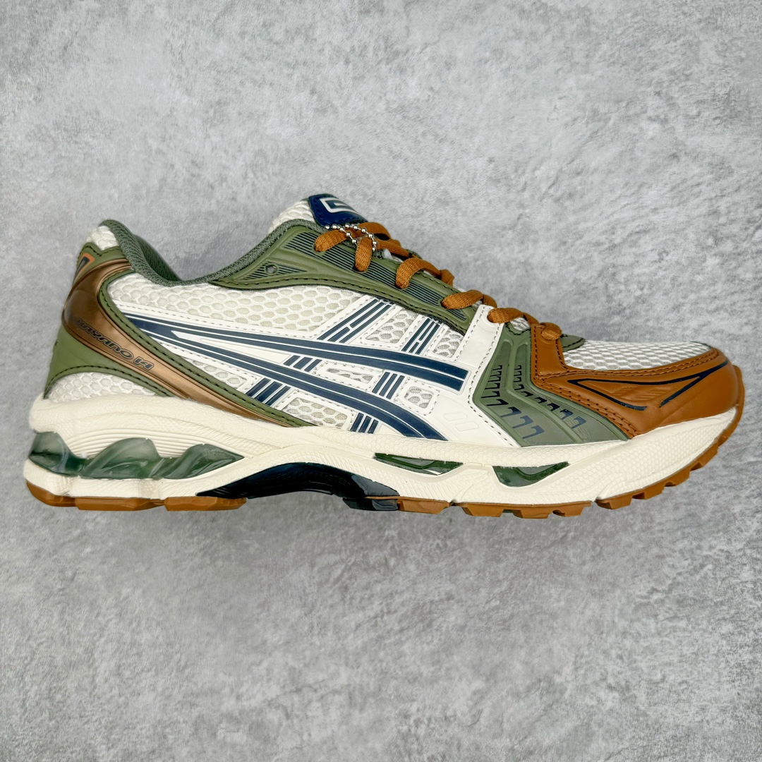 零售💰270 ASICS GEL-KAYANO 14 亚瑟士系列轻量缓震休闲运动跑步鞋 设计师 Hidenori Yamashita 以「Flash」一词为灵感，创造出未来感金属色鞋面，改造升级内在性能，由内而外全面革新，为 GEL-KAYANO 家族传承及经典跑鞋文化的延续，创下里程碑式作品。ASICS GEL – KAYANO 14 跑鞋重新诠释了复古的跑步形状，并以其 2000 年代后期的美学理念重新铺装，银色与蓝色的鞋面极为高档.网面铺陈与鞋面、鞋头多处细节位增添了透气性。ASICS GEL – KAYANO 14的鞋后跟部中底上以及多密度耐磨鞋底增加了 GEL 缓震胶，提供高抗冲击性、缓冲性、可保护脚部免受地面冲击的影响，穿着舒适性十足「入手同款」。尺码：35.5 36 37 37.5 38 39 39.5 40.5 41.5 42 42.5 43.5 44 45 编码：Xby2936070-运动鞋