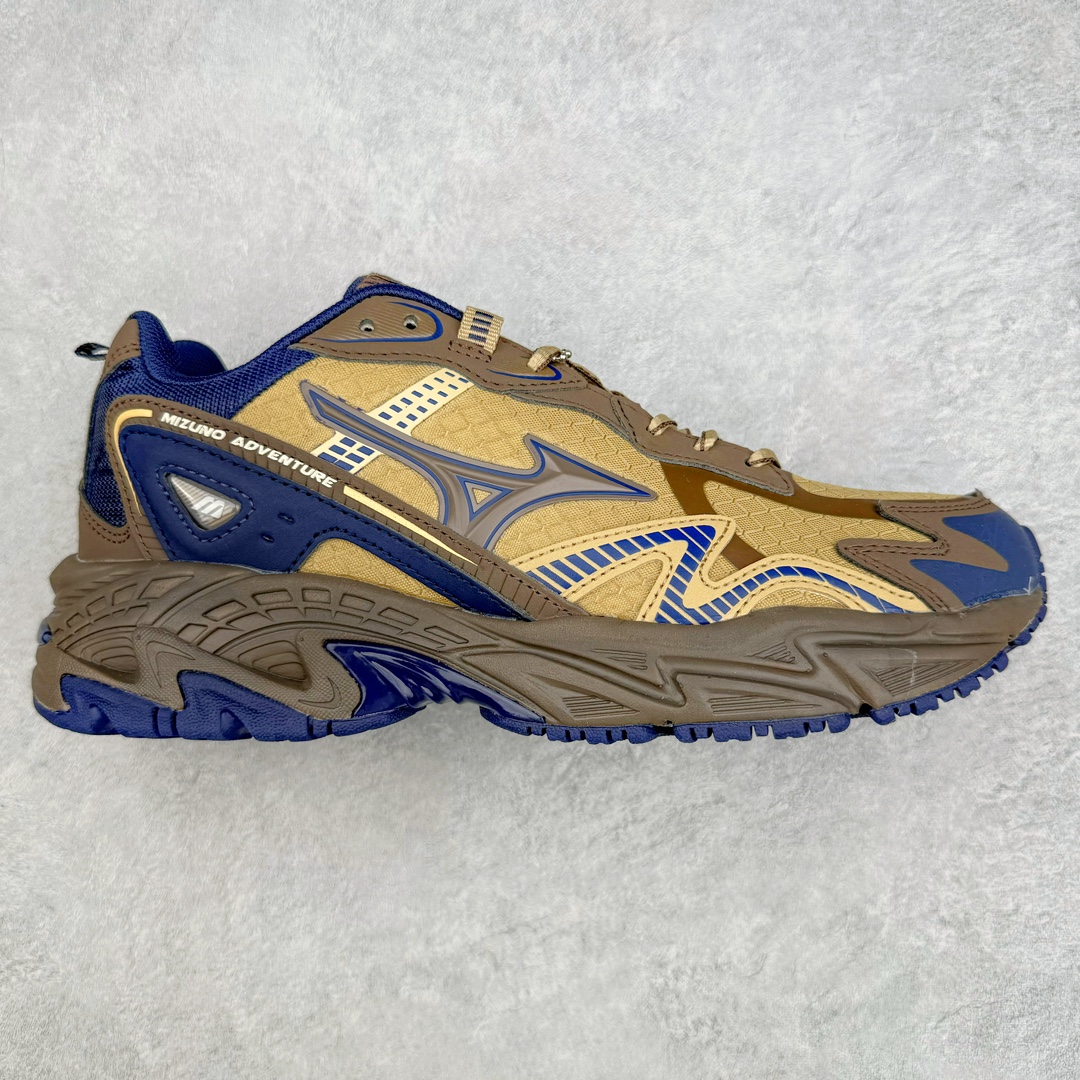 零售💰270 Mizuno Adventure Twe 末日废土风复古跑鞋日本著名百年运动品牌·美津浓 冒险者系列低帮情侣城市机能山系运动休闲慢跑鞋 全新的 MIZUNO ADVENTURE 以 MIZUNO 经典的 WAVE RIDER 跑鞋系列进行创作，营造出十足的复古韵味，当然这也是当下最为流行的风格。整双鞋以黑灰色为主调打造，辅以多条鞋身框架覆盖其上，为外观增添了几分 Y2K 风格，同样也增强了层次感。鞋面采用了大面积网眼材质，保证了优秀的透气效果，夏天穿着也不会感觉到焐脚。中底搭载有 MIZUNO 经典的 WAVE 科技，带来足够舒适的缓震脚感，同时还配备有一块面积十分可观的 TPU 片，保证不错的鞋身刚性。尺码：36 36.5 37.5 38 38.5 39 40 40.5 41 42 42.5 43 44 45 编码：Lby2936070-运动鞋