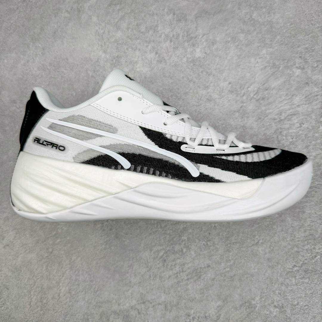 零售💰280 PUMA All-Pro Nitro PE 彪马亨德森签名减震防滑 低帮实战篮球鞋 全新Scoot Zeros签名战靴以斯库特·亨德森所一直遵循的人生箴言“O.D.D（Overly Determined to Dominate）”也作为设计的主要灵感概念，承载着斯库特·亨德森对于赛场以及未来人生的“终极方案” —— 决意主宰。球鞋整体设计充满凌厉感。鞋面以及外底前侧上翻均采用锯齿形状进行处理，而经典的PUMA Formstrip 跑道logo也在边缘辅以锯齿火焰纹进行勾勒，象征着斯库特·亨德森的强力球风。科技配置层面，Scoot Zeros中底则采用PUMA经典的高回弹PROFOAM EVA 材料进行加持，减缓落地冲击并适配球员的强爆发力属性。鞋身两侧经加固的Formstrip跑道Logo不仅是设计元素，也带来强力的锁定支撑。外底则采用高强度实色防滑橡胶，并采用加深的锯齿纹路设计。同时外底在前掌内外则的上翻处理，进一步在极限运动情景下保持高稳定性和支撑性。尺码：40 40.5 41 42 42.5 43 44 44.5 45 46 编码：Hby2936080-运动鞋