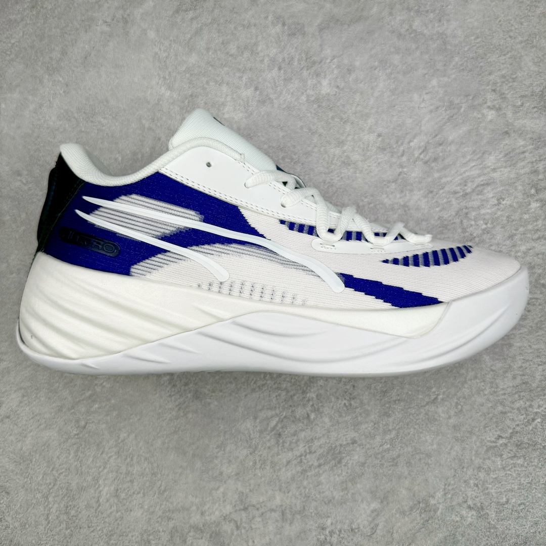 零售💰280 PUMA All-Pro Nitro PE 彪马亨德森签名减震防滑 低帮实战篮球鞋 全新Scoot Zeros签名战靴以斯库特·亨德森所一直遵循的人生箴言“O.D.D（Overly Determined to Dominate）”也作为设计的主要灵感概念，承载着斯库特·亨德森对于赛场以及未来人生的“终极方案” —— 决意主宰。球鞋整体设计充满凌厉感。鞋面以及外底前侧上翻均采用锯齿形状进行处理，而经典的PUMA Formstrip 跑道logo也在边缘辅以锯齿火焰纹进行勾勒，象征着斯库特·亨德森的强力球风。科技配置层面，Scoot Zeros中底则采用PUMA经典的高回弹PROFOAM EVA 材料进行加持，减缓落地冲击并适配球员的强爆发力属性。鞋身两侧经加固的Formstrip跑道Logo不仅是设计元素，也带来强力的锁定支撑。外底则采用高强度实色防滑橡胶，并采用加深的锯齿纹路设计。同时外底在前掌内外则的上翻处理，进一步在极限运动情景下保持高稳定性和支撑性。尺码：40 40.5 41 42 42.5 43 44 44.5 45 46 编码：Hby2936080-运动鞋