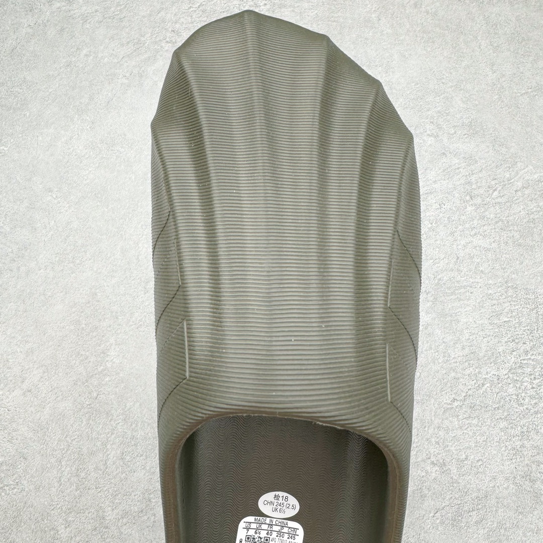 图片[4]-＃LJ渠道版 AD adiFOM Superstar MULE 贝壳头版一脚蹬半拖鸭掌鞋半拖 灰色 IE0758 重金购入原鞋及原档案磨具生产指令开发 鞋头部位凹凸有致 横向大面积波浪纹理 后跟Logo 凹凸明显 轮廓分明 描漆定位精准 公整无偏差不溢出 LOGO内侧钢印清晰工整 原厂磨具全鞋无多余毛边 同源公司EVA粒子环保塑料 原厂指令配方 无任何异味 弹性卡色均保持原鞋一致 匠心打造 鞋口弧度大小 鞋面色泽质感同步原鞋 LOGO内侧钢印清晰工整 中底部分带原厂钢印编号 原厂Ortholite欧斯莱鞋垫 区别掉渣海玻璃鞋垫 吸汗防臭的效果无法相提并论 原厂定制原标 同比ZP 符合人体设计 产品基于标志性 Superstar 鞋款轮廓的同时 利用可再生的甘蔗加工物材料制成一体式泡沫鞋身 无鞋带设计更加方便穿脱 点睛之笔在于标志性的三道杠出现在鞋子的两侧 鞋跟贴片上饰有品牌标志性的三叶草压花 偏小一码 尺码：35.5 36 36.5 37 38 38.5 39 40 40.5 41 42 42.5 43 44 44.5 45 46-选品中心