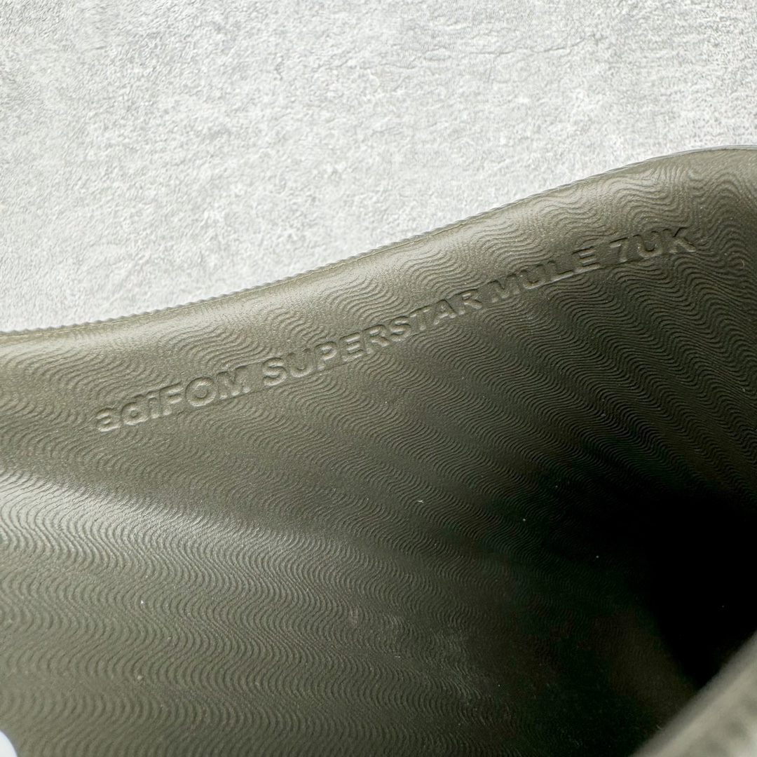 图片[11]-＃LJ渠道版 AD adiFOM Superstar MULE 贝壳头版一脚蹬半拖鸭掌鞋半拖 灰色 IE0758 重金购入原鞋及原档案磨具生产指令开发 鞋头部位凹凸有致 横向大面积波浪纹理 后跟Logo 凹凸明显 轮廓分明 描漆定位精准 公整无偏差不溢出 LOGO内侧钢印清晰工整 原厂磨具全鞋无多余毛边 同源公司EVA粒子环保塑料 原厂指令配方 无任何异味 弹性卡色均保持原鞋一致 匠心打造 鞋口弧度大小 鞋面色泽质感同步原鞋 LOGO内侧钢印清晰工整 中底部分带原厂钢印编号 原厂Ortholite欧斯莱鞋垫 区别掉渣海玻璃鞋垫 吸汗防臭的效果无法相提并论 原厂定制原标 同比ZP 符合人体设计 产品基于标志性 Superstar 鞋款轮廓的同时 利用可再生的甘蔗加工物材料制成一体式泡沫鞋身 无鞋带设计更加方便穿脱 点睛之笔在于标志性的三道杠出现在鞋子的两侧 鞋跟贴片上饰有品牌标志性的三叶草压花 偏小一码 尺码：35.5 36 36.5 37 38 38.5 39 40 40.5 41 42 42.5 43 44 44.5 45 46-选品中心