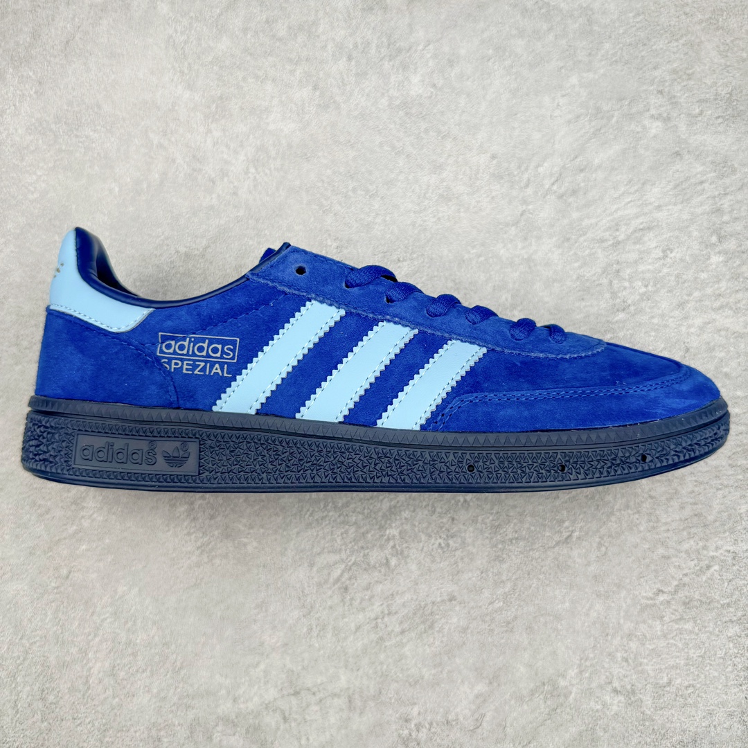 零售💰210 AD Originals Handball SPZL 手球运动员系列百搭休闲运动板鞋 GW2246 这款来自阿迪达斯的这款HANDBALL SPZL前身是一双手球运动鞋，这一次拿来复刻，所以鞋面的主要色彩选用了黑色， 鞋面外侧除了Spezial字母之外还有三叶草标志。Handball SPZL作为复古手球训练鞋与作为室内足球鞋的Samba有着异曲同工之处，但是质感更为出众的鞋身以及丰富的配色选择比起Samba来讲可以说是更胜一筹了！尺码：36 36⅔ 37⅓ 38 38⅔ 39⅓ 40 40⅔ 41⅓ 42 42⅔ 43⅓ 44 45  编码：Fby2936010-运动鞋