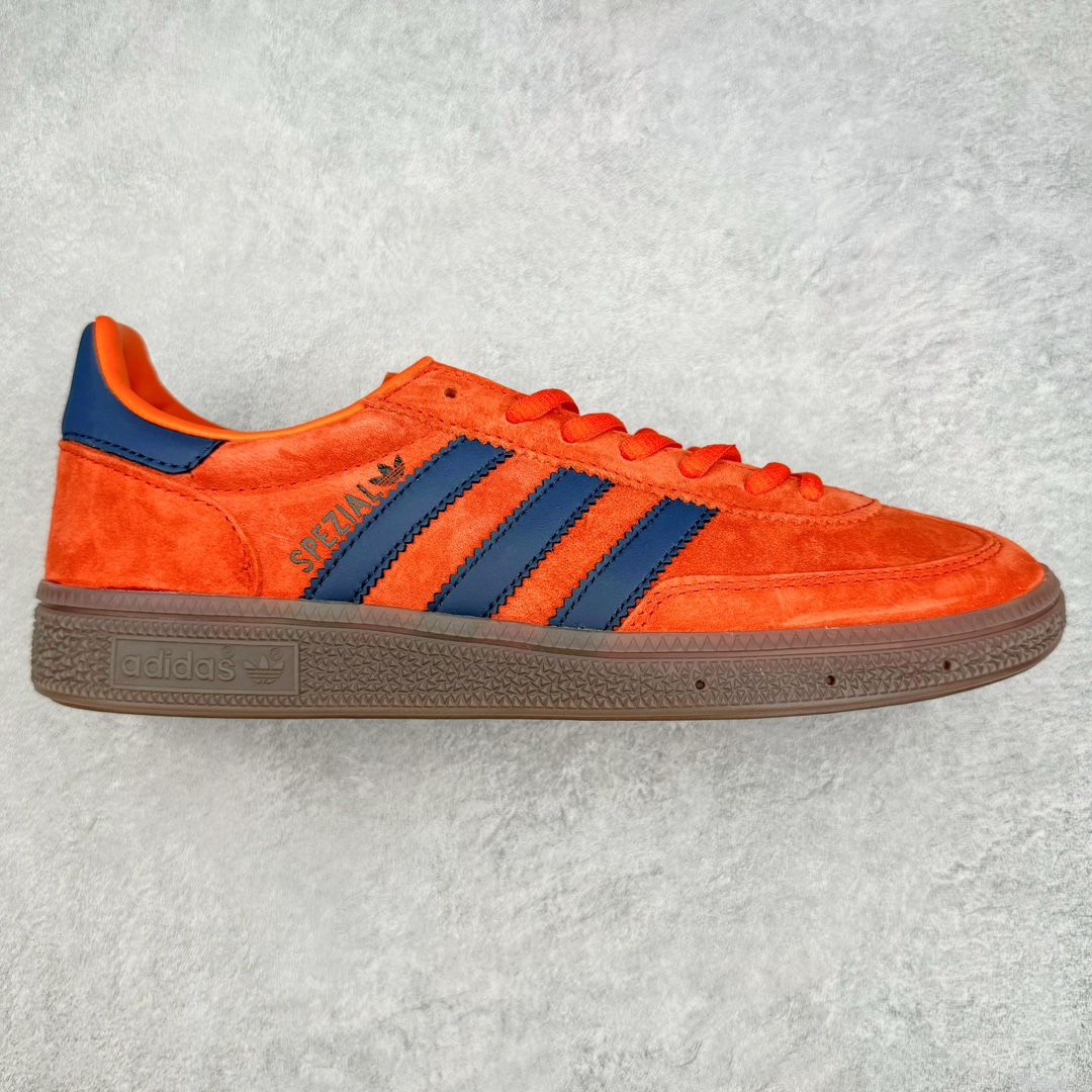 零售💰210 AD Originals Handball SPZL 手球运动员系列百搭休闲运动板鞋 GX6988 这款来自阿迪达斯的这款HANDBALL SPZL前身是一双手球运动鞋，这一次拿来复刻，所以鞋面的主要色彩选用了黑色， 鞋面外侧除了Spezial字母之外还有三叶草标志。Handball SPZL作为复古手球训练鞋与作为室内足球鞋的Samba有着异曲同工之处，但是质感更为出众的鞋身以及丰富的配色选择比起Samba来讲可以说是更胜一筹了！尺码：36 36⅔ 37⅓ 38 38⅔ 39⅓ 40 40⅔ 41⅓ 42 42⅔ 43⅓ 44 45  编码：Fby2936010-运动鞋