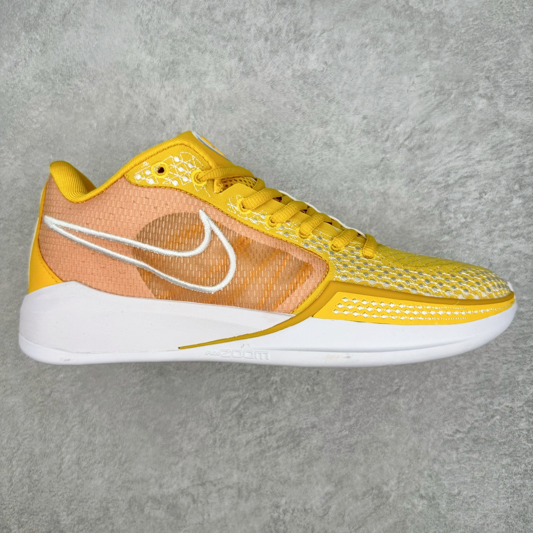 零售💰250 Nike Sabrina 1 \’lonic\’ 萨布丽娜一代签名减震防滑低帮篮球鞋 灵感来自 lonescu 的罗马尼亚传统 在前掌和鞋眼处采用特殊图案 向传统的罗马尼亚艺术和建筑致敬 它配备了全掌 NK React 缓震系统 并在前脚掌处配备了 Zoom Air 气垫 大胆的任何人任何地方 信息嵌入中底 象征着 lonescu的竞争精神以及她相信梦想家可以来自任何地方 该鞋还包括带锁定中足束带系统 以帮助固定脚部 Sabrina 1 的这款产品采用光子粉尘、无烟煤色、紫红色梦幻、浅烟灰色和浅骨色配色方案 SIZE：40 40.5 41 42 42.5 43 44 44.5 45 46 编码：Cby2936050-运动鞋