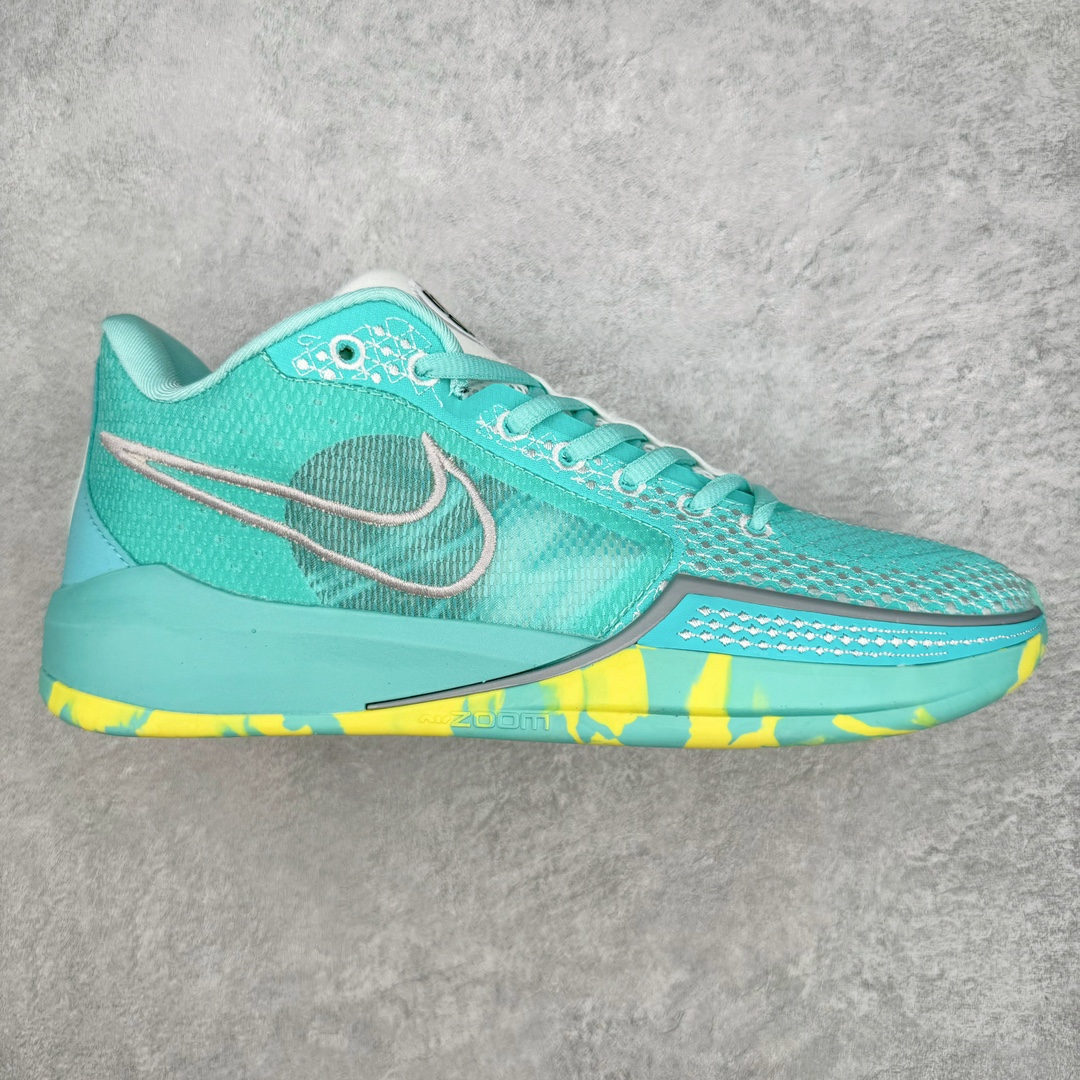 零售💰250 Nike Sabrina 1 \’lonic\’ 萨布丽娜一代签名减震防滑低帮篮球鞋 灵感来自 lonescu 的罗马尼亚传统 在前掌和鞋眼处采用特殊图案 向传统的罗马尼亚艺术和建筑致敬 它配备了全掌 NK React 缓震系统 并在前脚掌处配备了 Zoom Air 气垫 大胆的任何人任何地方 信息嵌入中底 象征着 lonescu的竞争精神以及她相信梦想家可以来自任何地方 该鞋还包括带锁定中足束带系统 以帮助固定脚部 Sabrina 1 的这款产品采用光子粉尘、无烟煤色、紫红色梦幻、浅烟灰色和浅骨色配色方案 SIZE：40 40.5 41 42 42.5 43 44 44.5 45 46 编码：Cby2936050-运动鞋