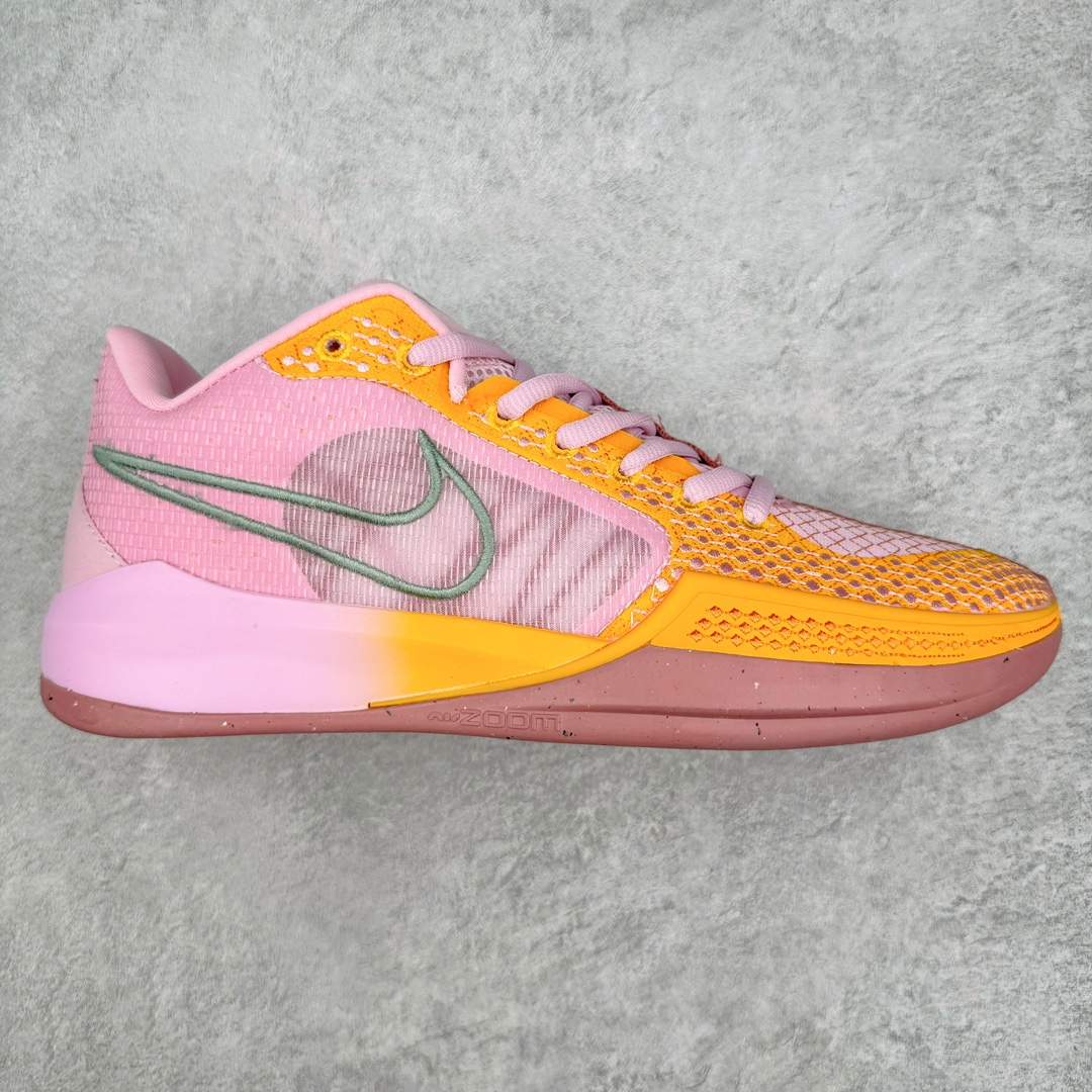 零售💰250 Nike Sabrina 1 \’lonic\’ 萨布丽娜一代签名减震防滑低帮篮球鞋 灵感来自 lonescu 的罗马尼亚传统 在前掌和鞋眼处采用特殊图案 向传统的罗马尼亚艺术和建筑致敬 它配备了全掌 NK React 缓震系统 并在前脚掌处配备了 Zoom Air 气垫 大胆的任何人任何地方 信息嵌入中底 象征着 lonescu的竞争精神以及她相信梦想家可以来自任何地方 该鞋还包括带锁定中足束带系统 以帮助固定脚部 Sabrina 1 的这款产品采用光子粉尘、无烟煤色、紫红色梦幻、浅烟灰色和浅骨色配色方案 SIZE：40 40.5 41 42 42.5 43 44 44.5 45 46 编码：Cby2936050-运动鞋