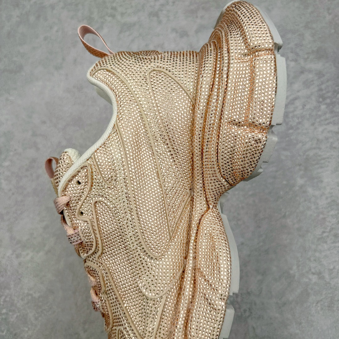 图片[7]-＃纯原 BALENCIAGA 3XL Sneakers 巴黎世家十代网布系带低帮走秀复古老爹鞋 黑色闪钻 全套原纸板楦头开发 最原汁原味的灵魂版型 全鞋荧光划线卡点 胶水把控整洁度追求极致完美 每一双都是工艺品 多重QC质检 超越公司货的品控标准 实实在在的免检产品 原盒原配 正确字体电绣 粗细、位置、大小正确 侧边TPU 透气孔匹配意产原版 正确分离大底 TPU软底 原版一致大底LOGO 立体感十足 原厂皮料水洗做旧 采购原厂网纱 不含皮革 网布材料和聚氨酯 磨损效果 鞋头边缘和后帮 Balenciaga 徽标 鞋面和后跟凸印尺码 鞋舌 3XL 橡胶品牌标识和反光细节 鞋帮拉袢和鞋舌拉祥 配反光细节 备用鞋带在鞋履前侧 可在穿着前取下 便于不同造型搭配 正常尺码 尺码：35 36 37 38 39 40 41 42 43 44 45 46-选品中心