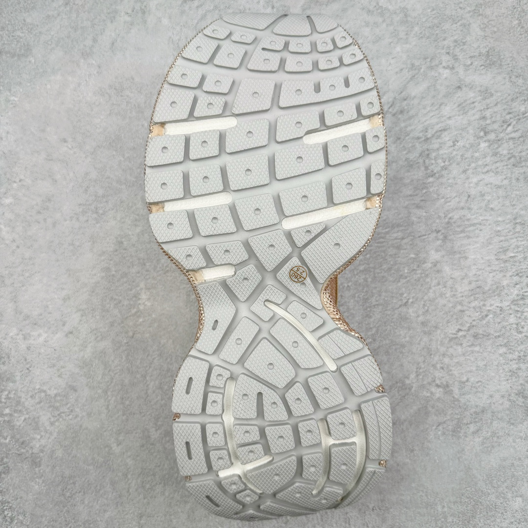 图片[9]-＃纯原 BALENCIAGA 3XL Sneakers 巴黎世家十代网布系带低帮走秀复古老爹鞋 黑色闪钻 全套原纸板楦头开发 最原汁原味的灵魂版型 全鞋荧光划线卡点 胶水把控整洁度追求极致完美 每一双都是工艺品 多重QC质检 超越公司货的品控标准 实实在在的免检产品 原盒原配 正确字体电绣 粗细、位置、大小正确 侧边TPU 透气孔匹配意产原版 正确分离大底 TPU软底 原版一致大底LOGO 立体感十足 原厂皮料水洗做旧 采购原厂网纱 不含皮革 网布材料和聚氨酯 磨损效果 鞋头边缘和后帮 Balenciaga 徽标 鞋面和后跟凸印尺码 鞋舌 3XL 橡胶品牌标识和反光细节 鞋帮拉袢和鞋舌拉祥 配反光细节 备用鞋带在鞋履前侧 可在穿着前取下 便于不同造型搭配 正常尺码 尺码：35 36 37 38 39 40 41 42 43 44 45 46-选品中心