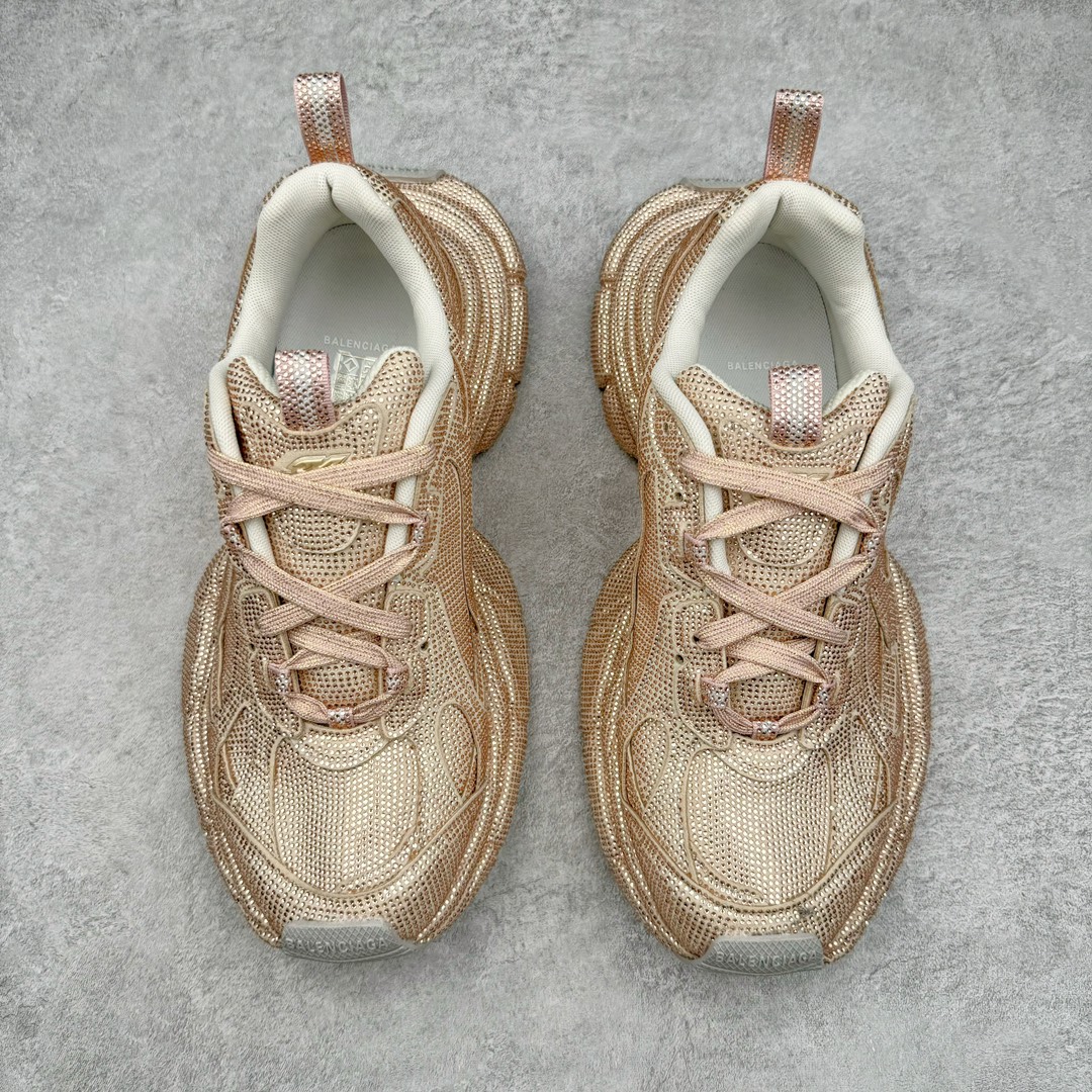 图片[2]-＃纯原 BALENCIAGA 3XL Sneakers 巴黎世家十代网布系带低帮走秀复古老爹鞋 黑色闪钻 全套原纸板楦头开发 最原汁原味的灵魂版型 全鞋荧光划线卡点 胶水把控整洁度追求极致完美 每一双都是工艺品 多重QC质检 超越公司货的品控标准 实实在在的免检产品 原盒原配 正确字体电绣 粗细、位置、大小正确 侧边TPU 透气孔匹配意产原版 正确分离大底 TPU软底 原版一致大底LOGO 立体感十足 原厂皮料水洗做旧 采购原厂网纱 不含皮革 网布材料和聚氨酯 磨损效果 鞋头边缘和后帮 Balenciaga 徽标 鞋面和后跟凸印尺码 鞋舌 3XL 橡胶品牌标识和反光细节 鞋帮拉袢和鞋舌拉祥 配反光细节 备用鞋带在鞋履前侧 可在穿着前取下 便于不同造型搭配 正常尺码 尺码：35 36 37 38 39 40 41 42 43 44 45 46-选品中心