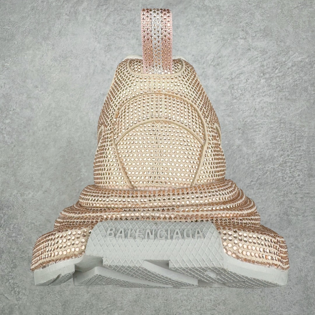 图片[8]-＃纯原 BALENCIAGA 3XL Sneakers 巴黎世家十代网布系带低帮走秀复古老爹鞋 黑色闪钻 全套原纸板楦头开发 最原汁原味的灵魂版型 全鞋荧光划线卡点 胶水把控整洁度追求极致完美 每一双都是工艺品 多重QC质检 超越公司货的品控标准 实实在在的免检产品 原盒原配 正确字体电绣 粗细、位置、大小正确 侧边TPU 透气孔匹配意产原版 正确分离大底 TPU软底 原版一致大底LOGO 立体感十足 原厂皮料水洗做旧 采购原厂网纱 不含皮革 网布材料和聚氨酯 磨损效果 鞋头边缘和后帮 Balenciaga 徽标 鞋面和后跟凸印尺码 鞋舌 3XL 橡胶品牌标识和反光细节 鞋帮拉袢和鞋舌拉祥 配反光细节 备用鞋带在鞋履前侧 可在穿着前取下 便于不同造型搭配 正常尺码 尺码：35 36 37 38 39 40 41 42 43 44 45 46-选品中心