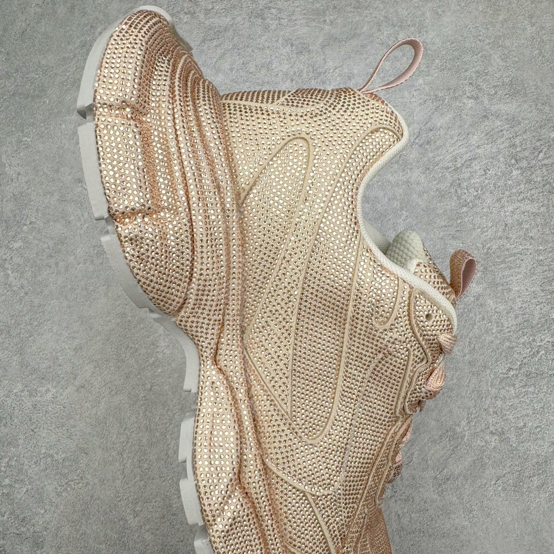 图片[6]-＃纯原 BALENCIAGA 3XL Sneakers 巴黎世家十代网布系带低帮走秀复古老爹鞋 黑色闪钻 全套原纸板楦头开发 最原汁原味的灵魂版型 全鞋荧光划线卡点 胶水把控整洁度追求极致完美 每一双都是工艺品 多重QC质检 超越公司货的品控标准 实实在在的免检产品 原盒原配 正确字体电绣 粗细、位置、大小正确 侧边TPU 透气孔匹配意产原版 正确分离大底 TPU软底 原版一致大底LOGO 立体感十足 原厂皮料水洗做旧 采购原厂网纱 不含皮革 网布材料和聚氨酯 磨损效果 鞋头边缘和后帮 Balenciaga 徽标 鞋面和后跟凸印尺码 鞋舌 3XL 橡胶品牌标识和反光细节 鞋帮拉袢和鞋舌拉祥 配反光细节 备用鞋带在鞋履前侧 可在穿着前取下 便于不同造型搭配 正常尺码 尺码：35 36 37 38 39 40 41 42 43 44 45 46-选品中心