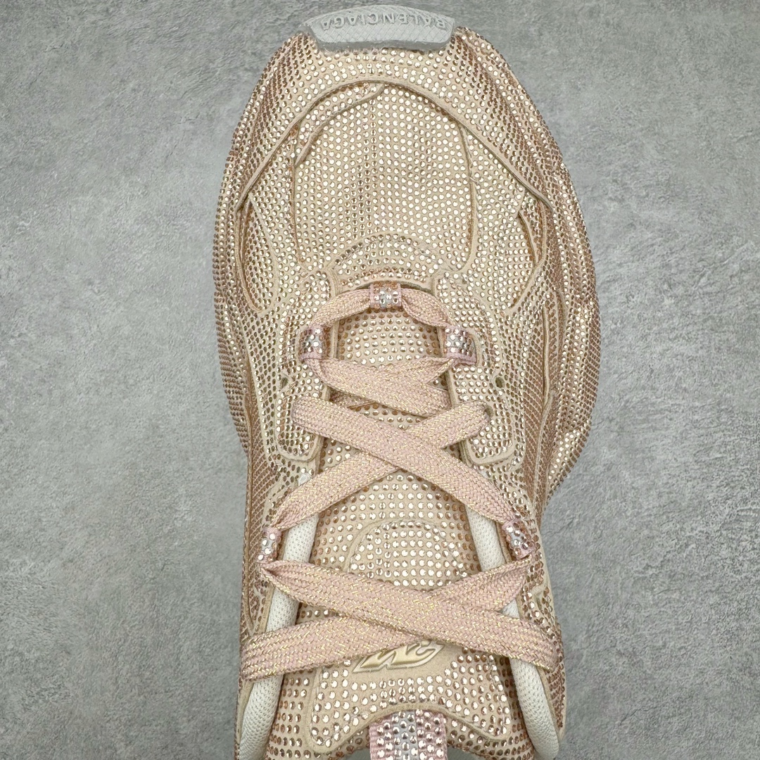 图片[4]-＃纯原 BALENCIAGA 3XL Sneakers 巴黎世家十代网布系带低帮走秀复古老爹鞋 黑色闪钻 全套原纸板楦头开发 最原汁原味的灵魂版型 全鞋荧光划线卡点 胶水把控整洁度追求极致完美 每一双都是工艺品 多重QC质检 超越公司货的品控标准 实实在在的免检产品 原盒原配 正确字体电绣 粗细、位置、大小正确 侧边TPU 透气孔匹配意产原版 正确分离大底 TPU软底 原版一致大底LOGO 立体感十足 原厂皮料水洗做旧 采购原厂网纱 不含皮革 网布材料和聚氨酯 磨损效果 鞋头边缘和后帮 Balenciaga 徽标 鞋面和后跟凸印尺码 鞋舌 3XL 橡胶品牌标识和反光细节 鞋帮拉袢和鞋舌拉祥 配反光细节 备用鞋带在鞋履前侧 可在穿着前取下 便于不同造型搭配 正常尺码 尺码：35 36 37 38 39 40 41 42 43 44 45 46-选品中心